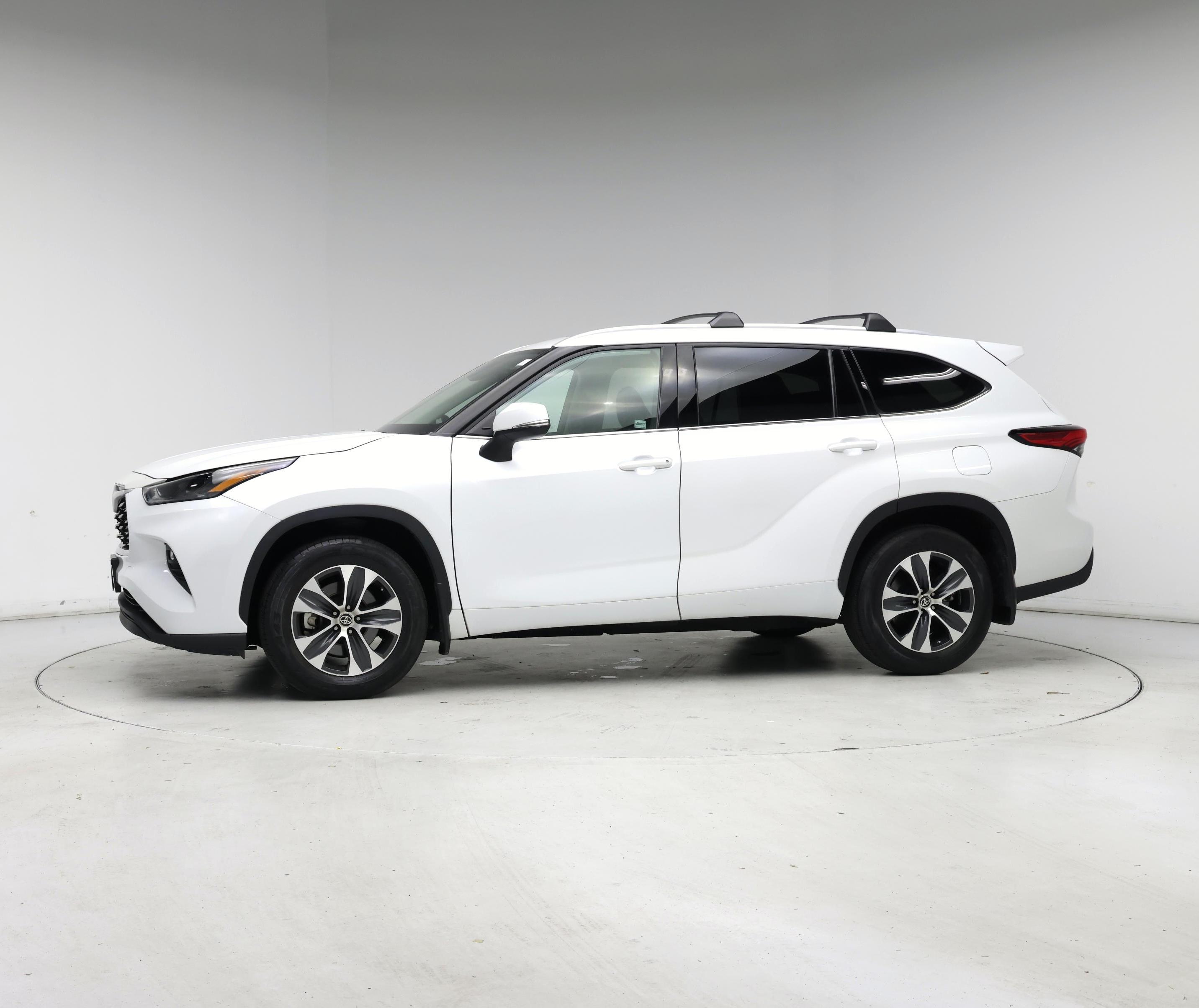 Thumbnail: 2022 Toyota Highlander - 3