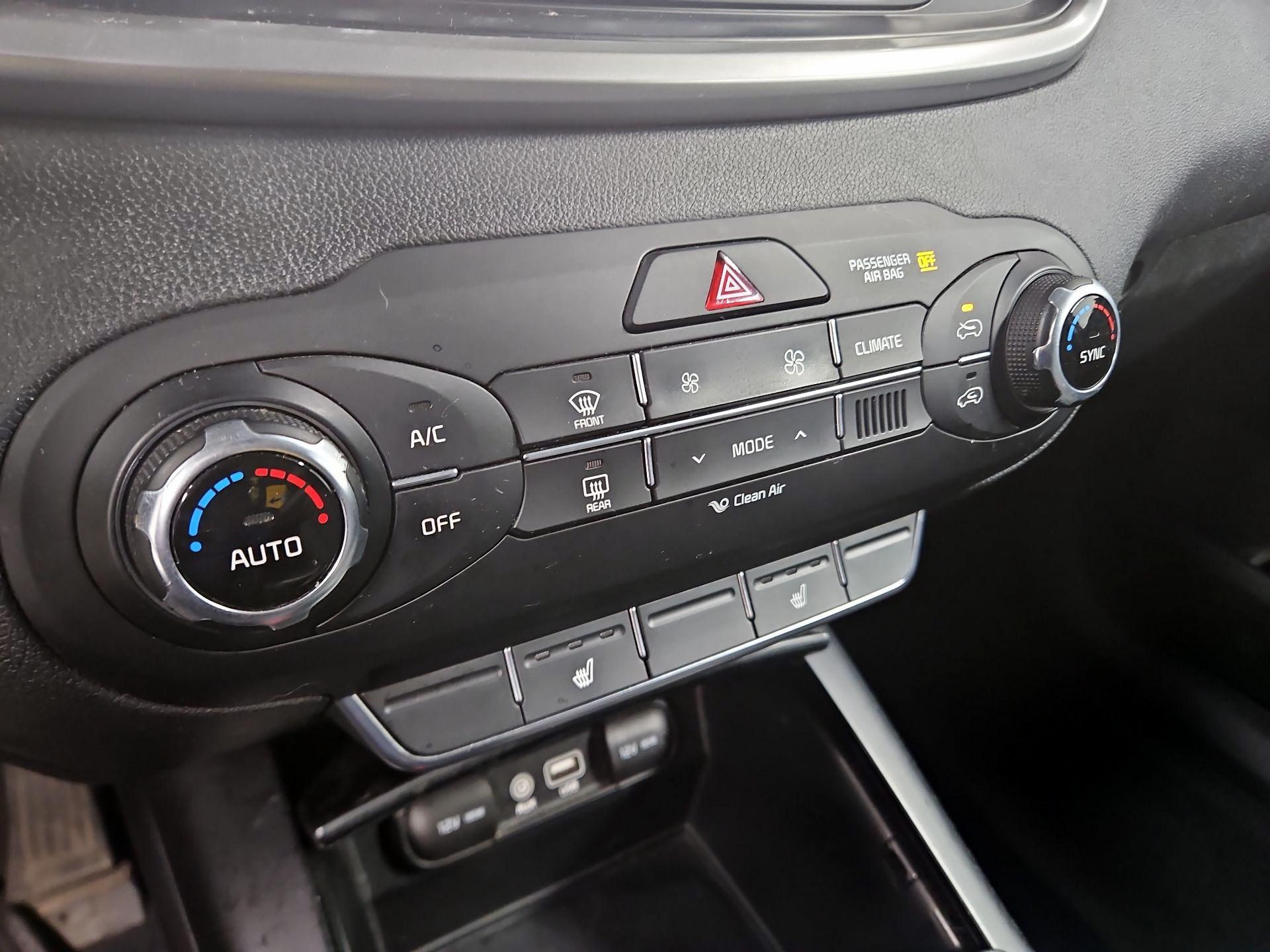 Thumbnail: 2017 Kia Sorento - 16