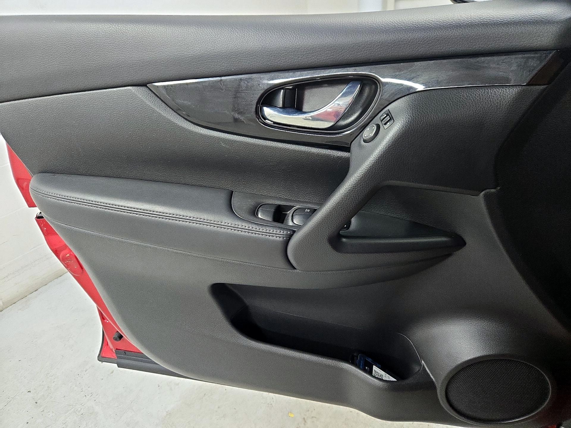 Thumbnail: 2017 Nissan Rogue Sport - 12