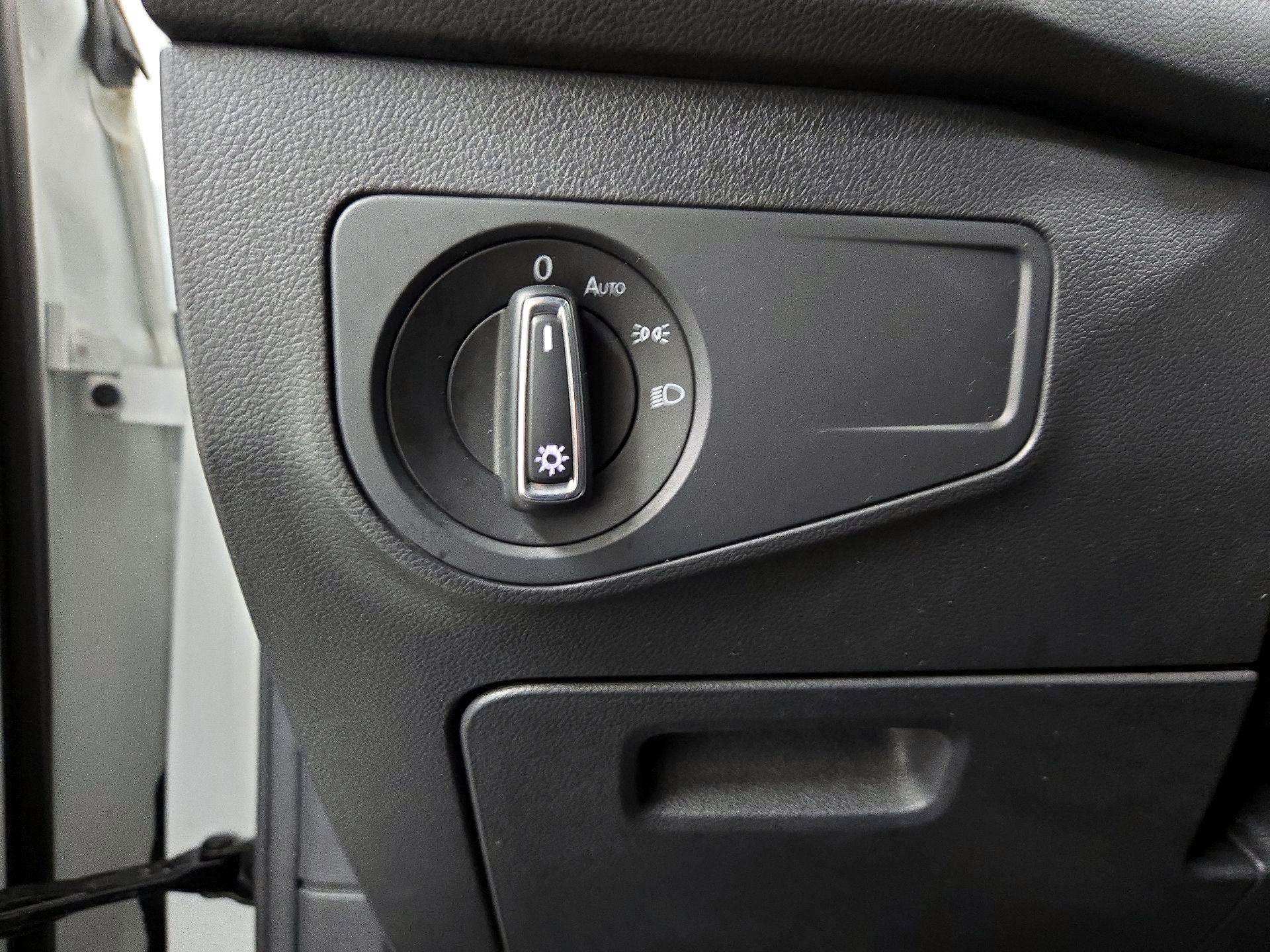 Thumbnail: 2018 Volkswagen Tiguan - 13