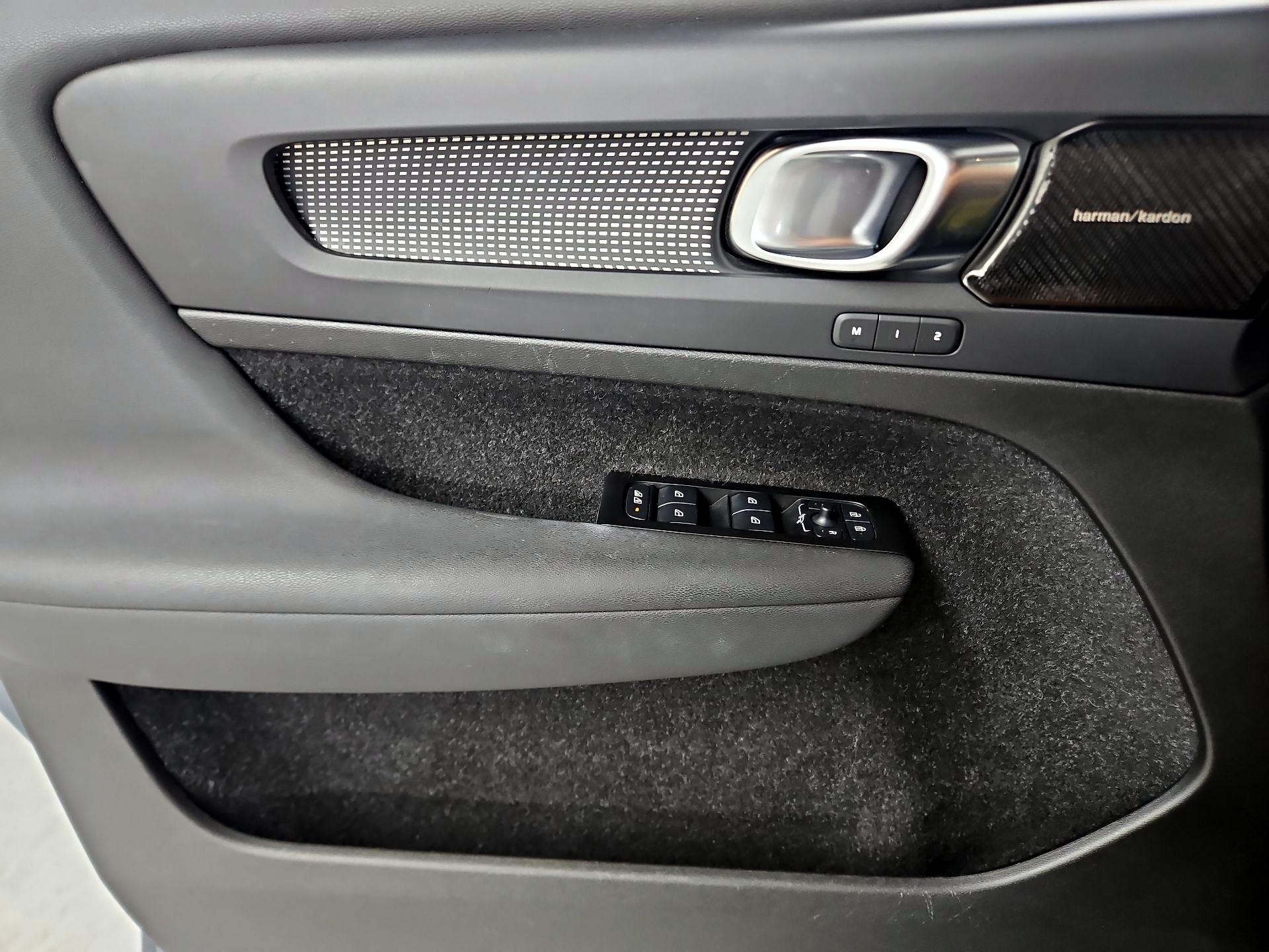 Thumbnail: 2021 Volvo XC40 - 12