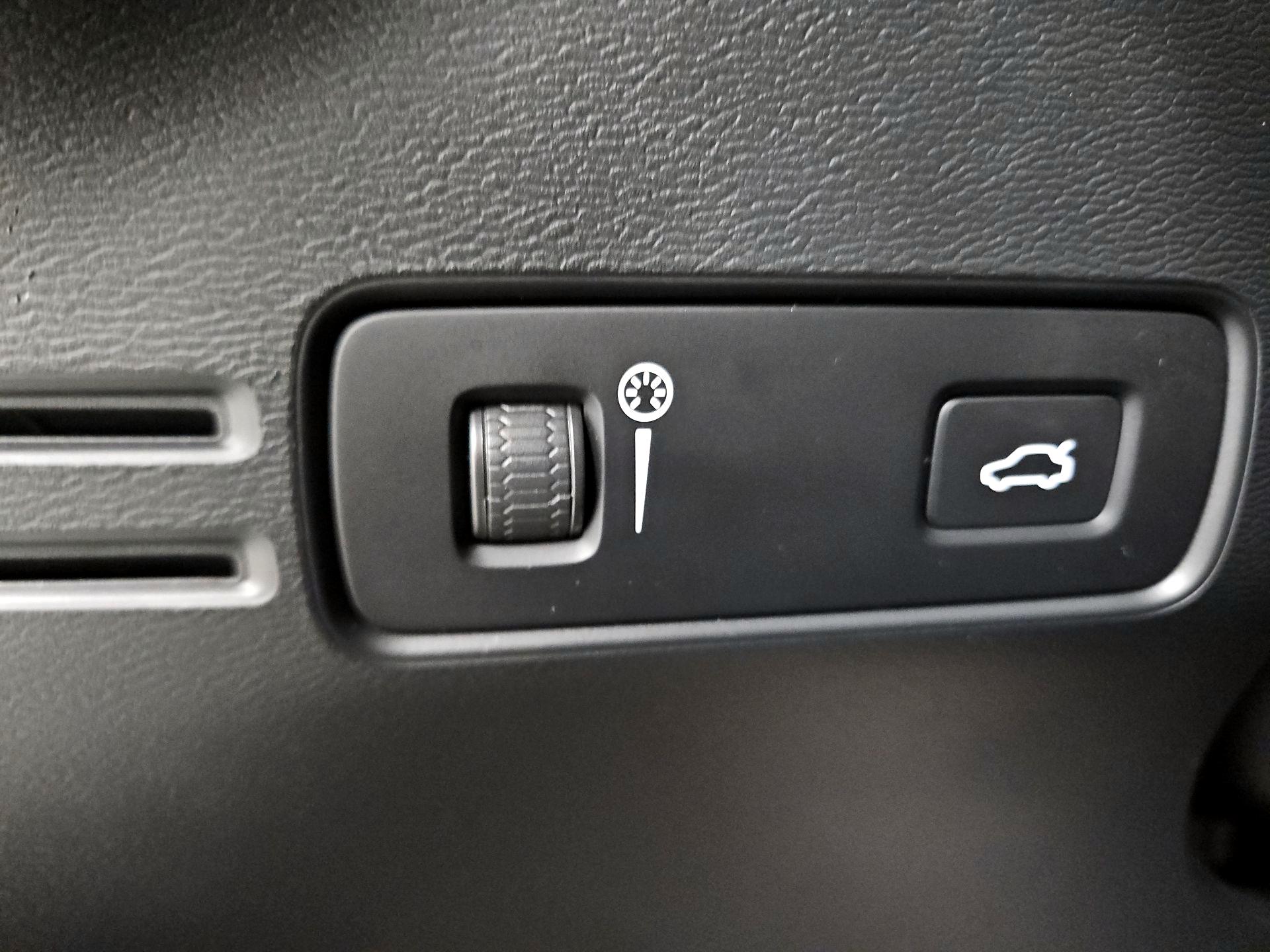 Thumbnail: 2021 Volvo XC40 - 13