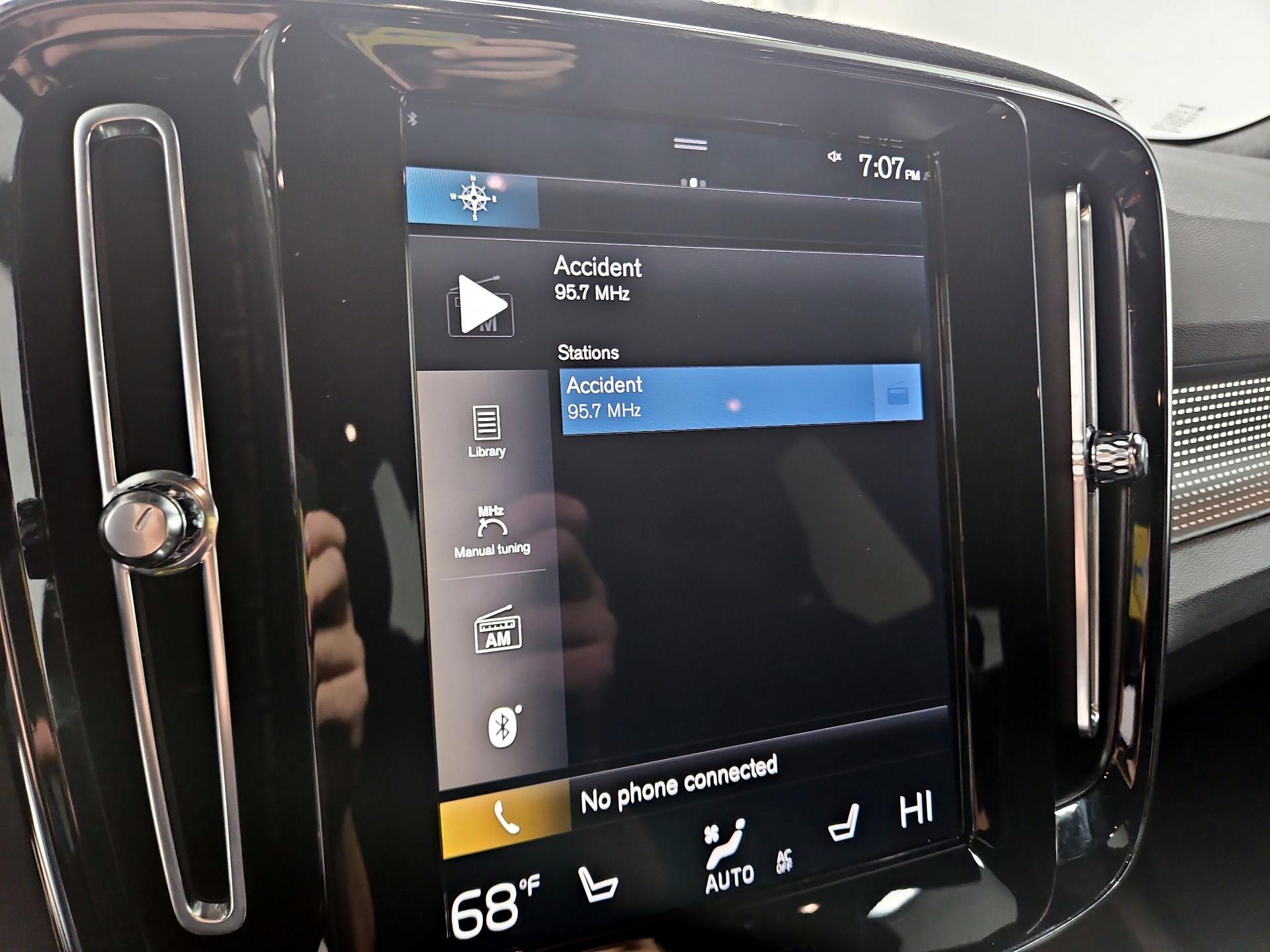 Thumbnail: 2021 Volvo XC40 - 16