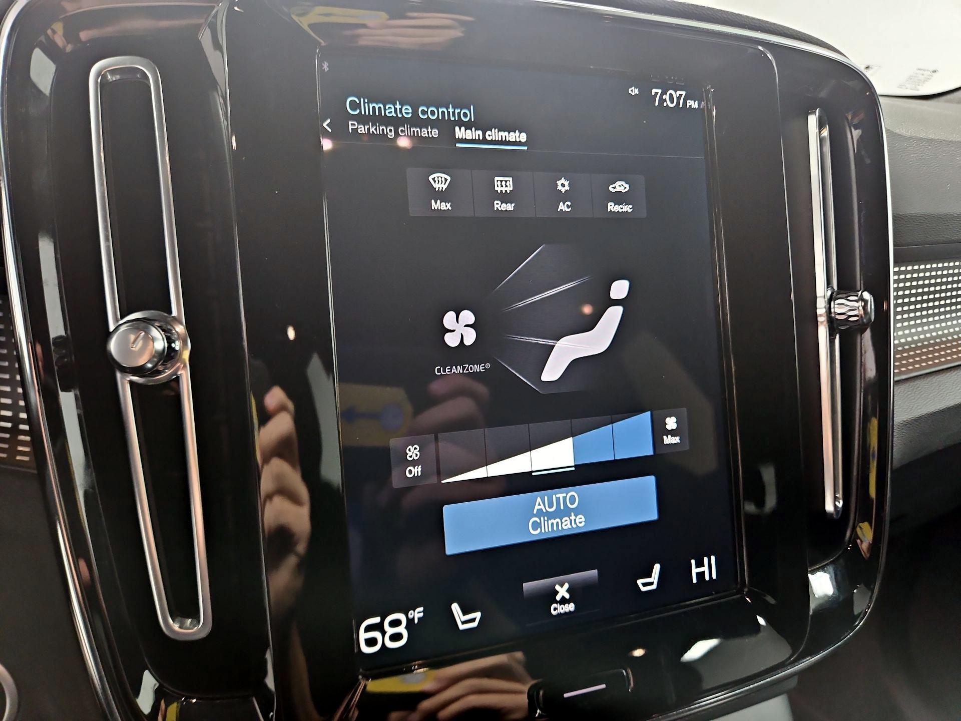 Thumbnail: 2021 Volvo XC40 - 17