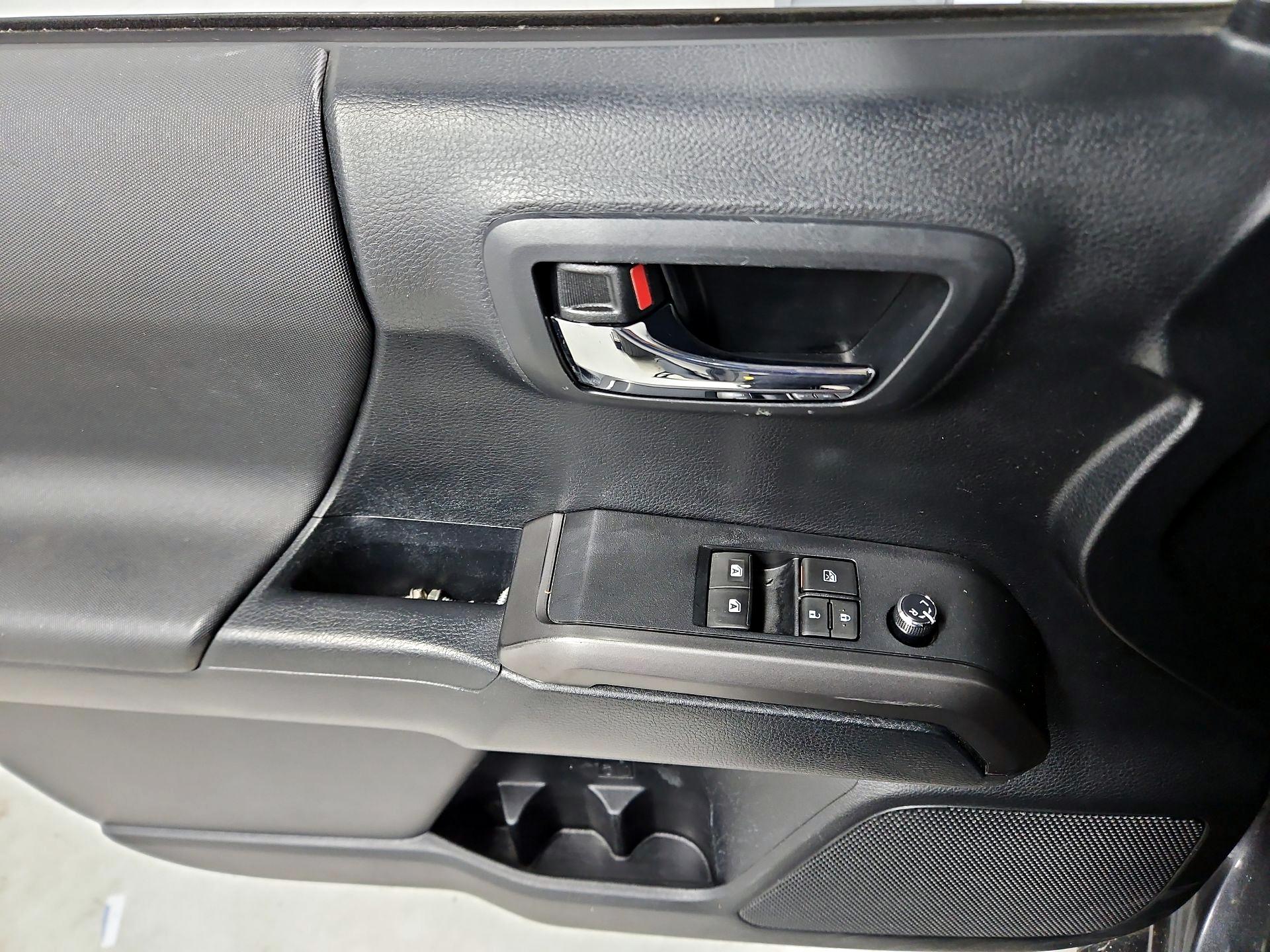 Thumbnail: 2016 Toyota Tacoma - 12