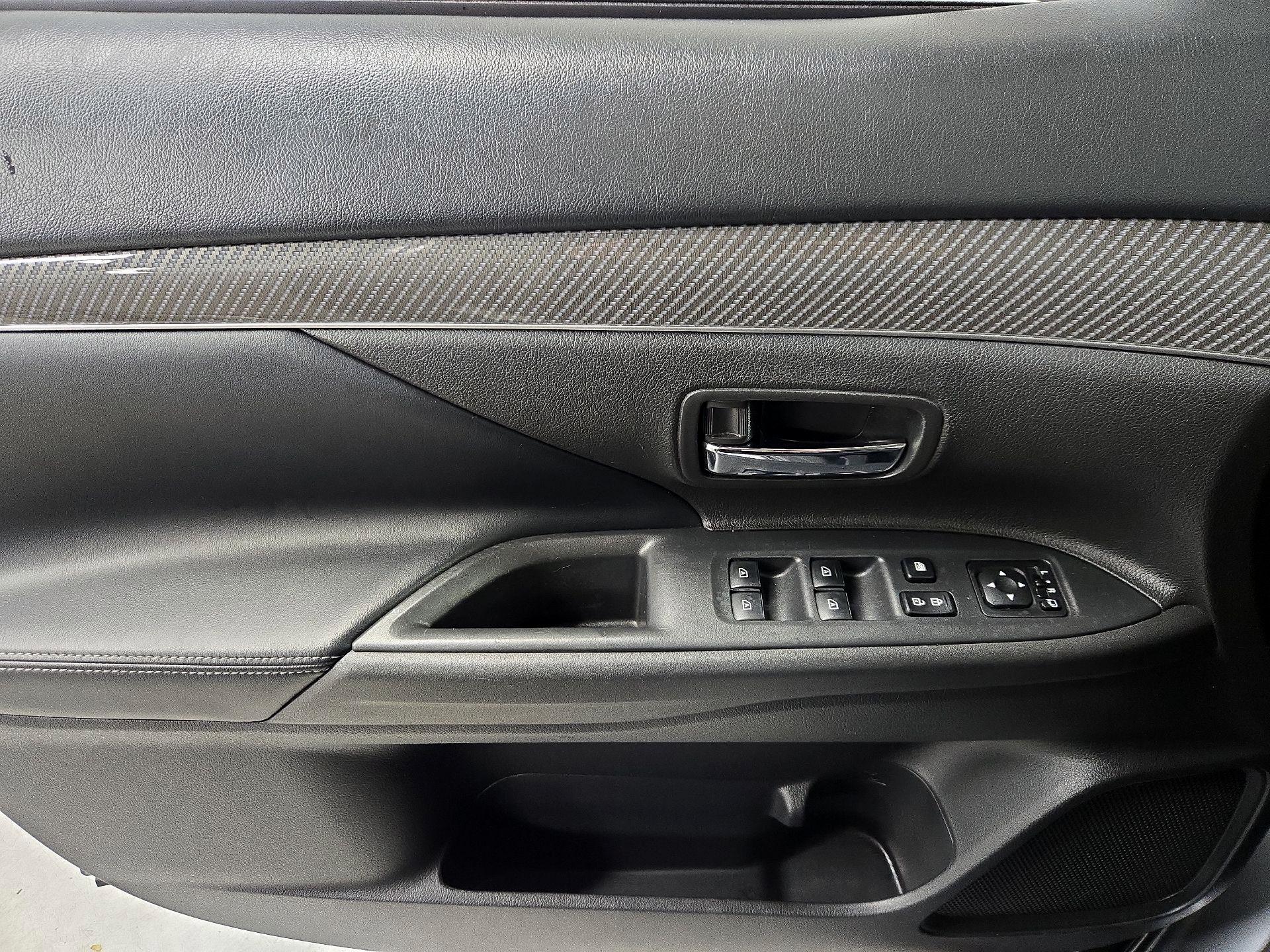 Thumbnail: 2020 Mitsubishi Outlander - 12