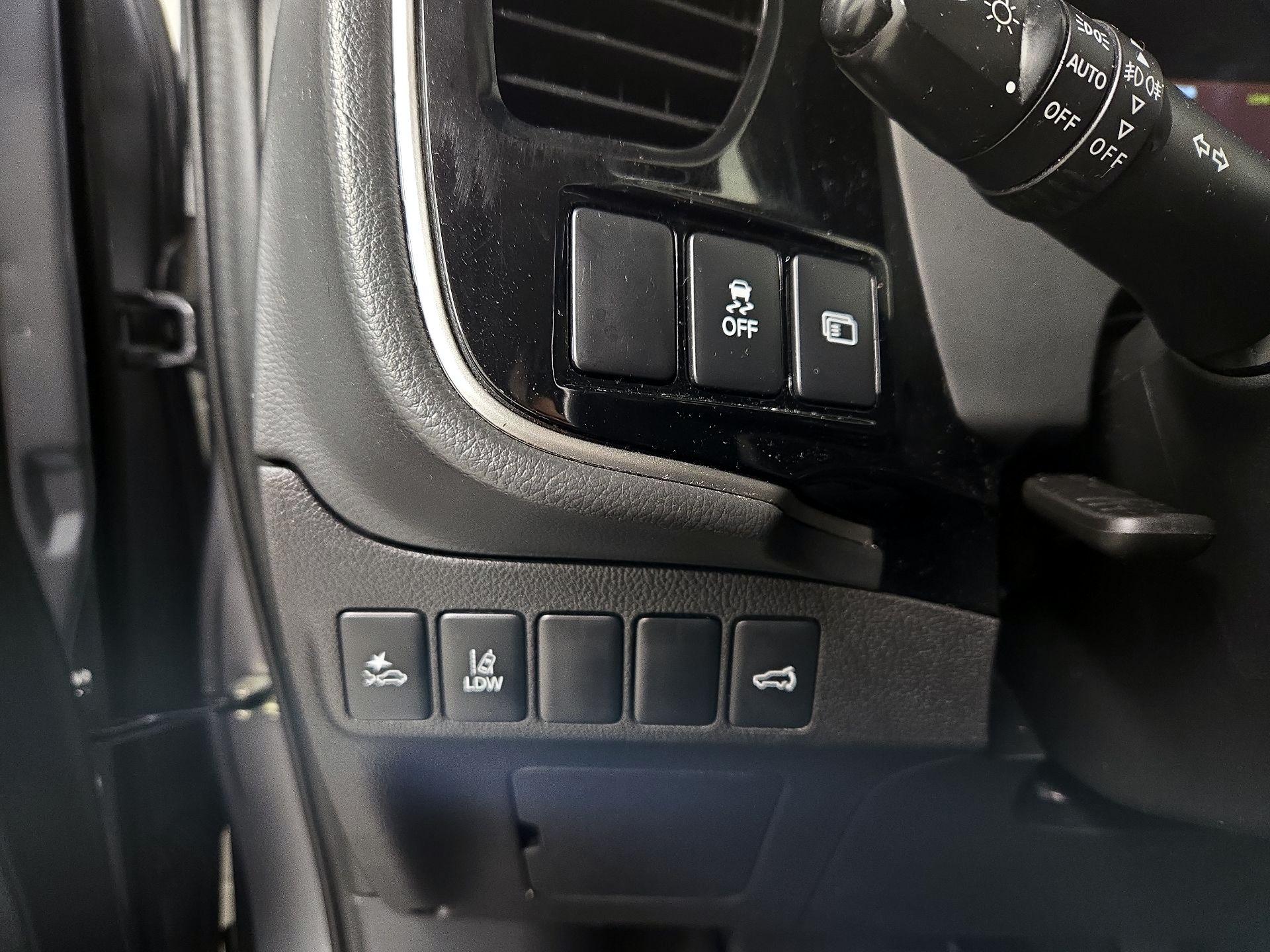 Thumbnail: 2020 Mitsubishi Outlander - 13