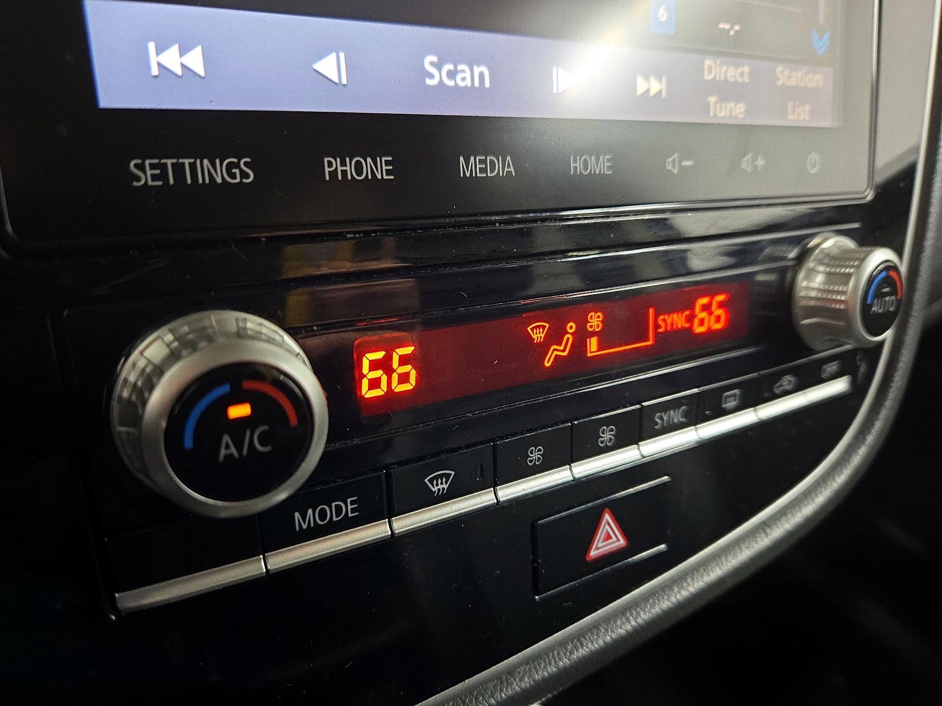 Thumbnail: 2020 Mitsubishi Outlander - 16