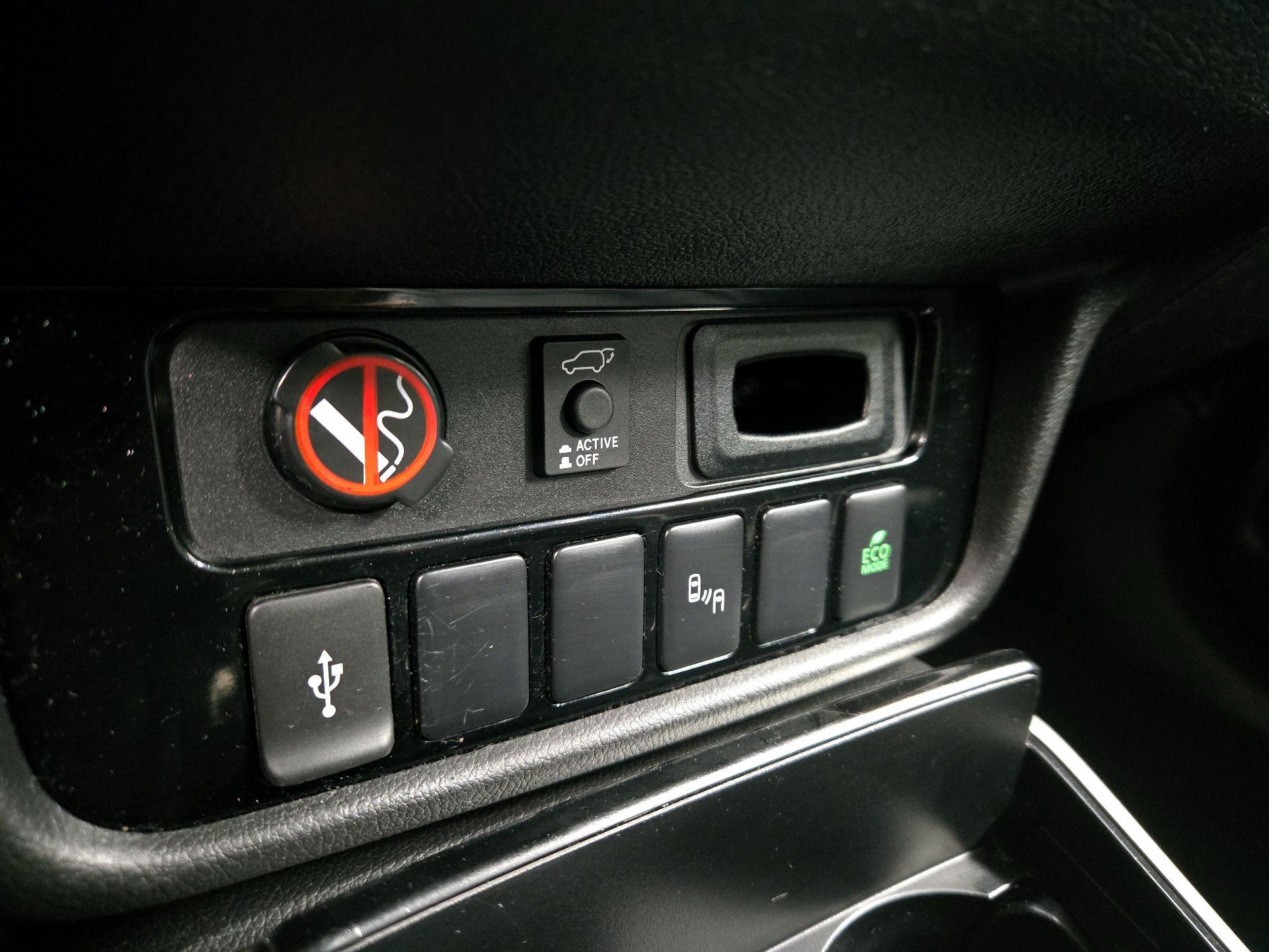 Thumbnail: 2020 Mitsubishi Outlander - 18