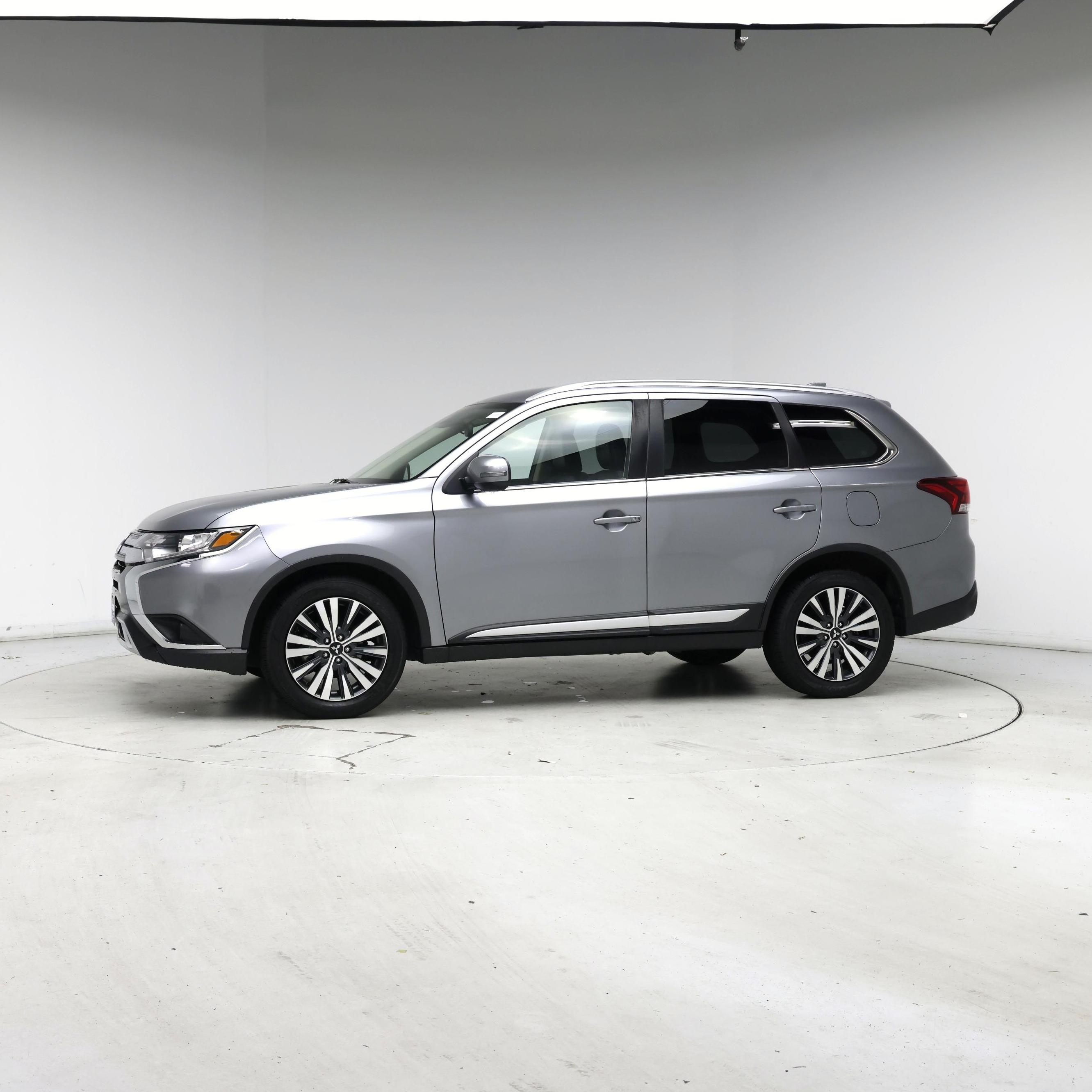 Thumbnail: 2020 Mitsubishi Outlander - 3