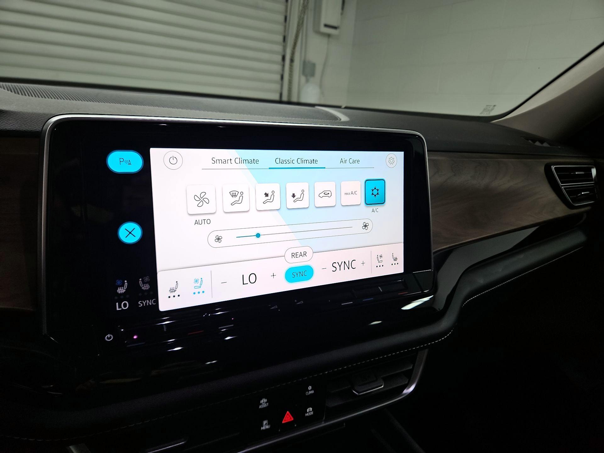 Thumbnail: 2024 Volkswagen Atlas - 16