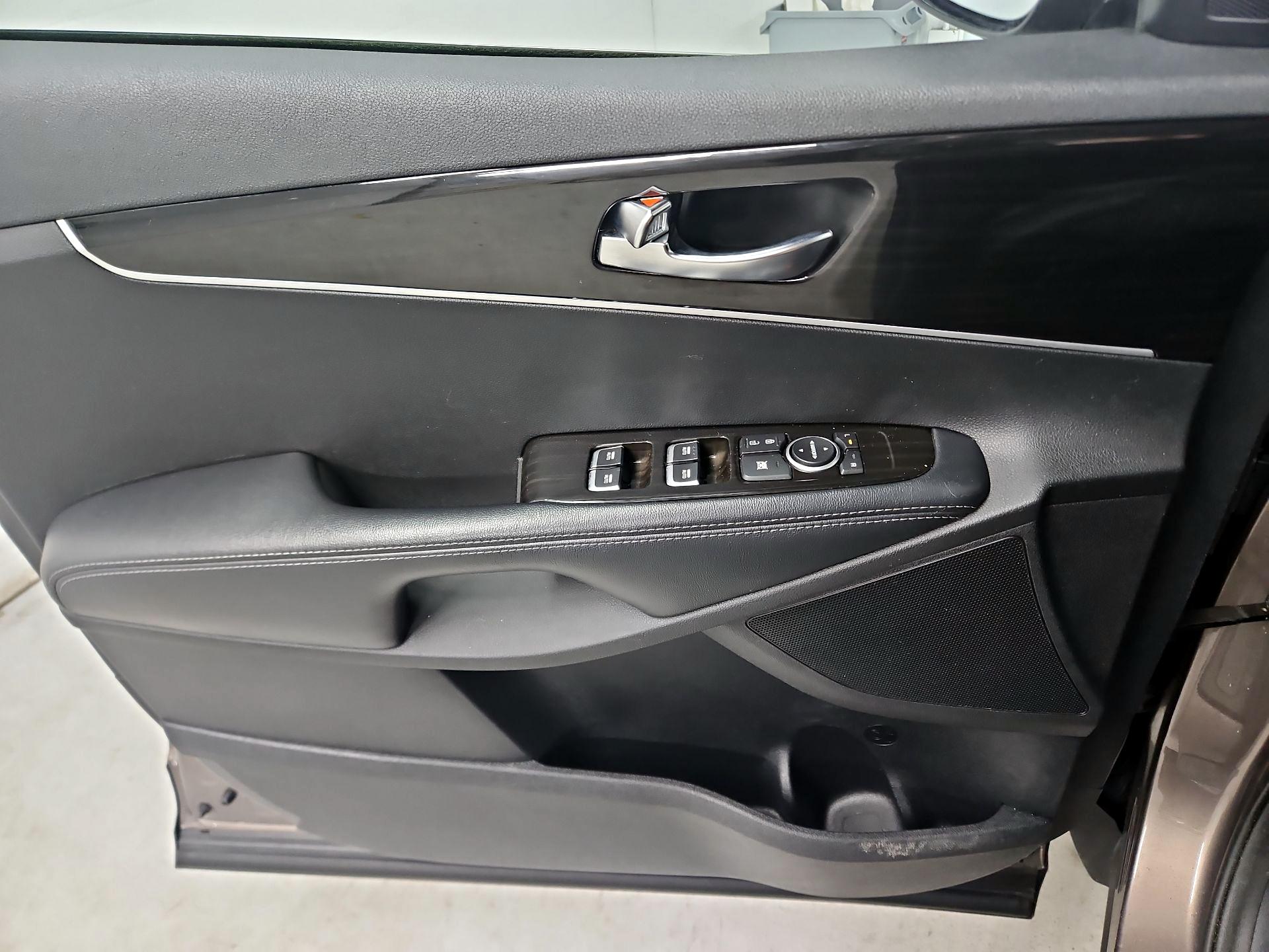 Thumbnail: 2020 Kia Sorento - 12