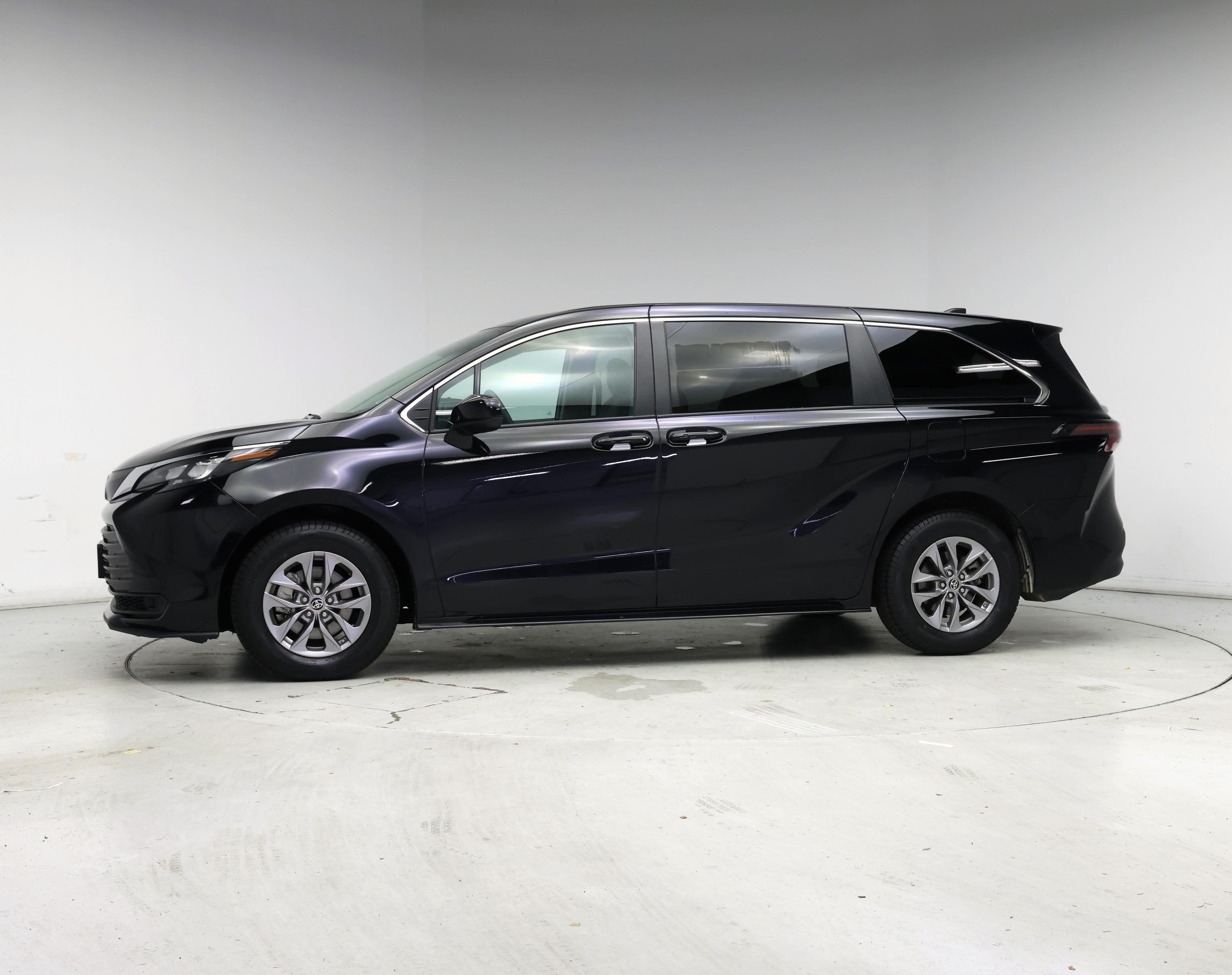 Thumbnail: 2024 Toyota Sienna - 3