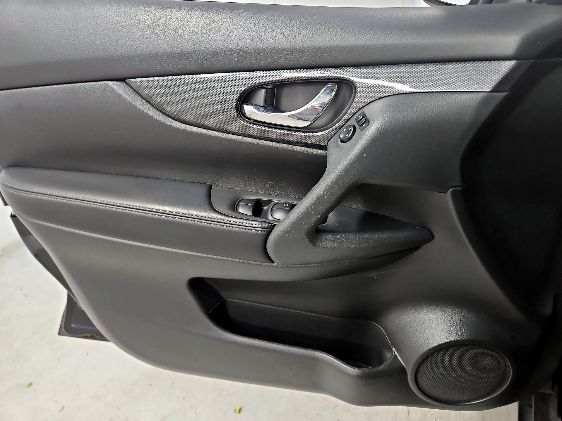 Thumbnail: 2016 Nissan Rogue - 12