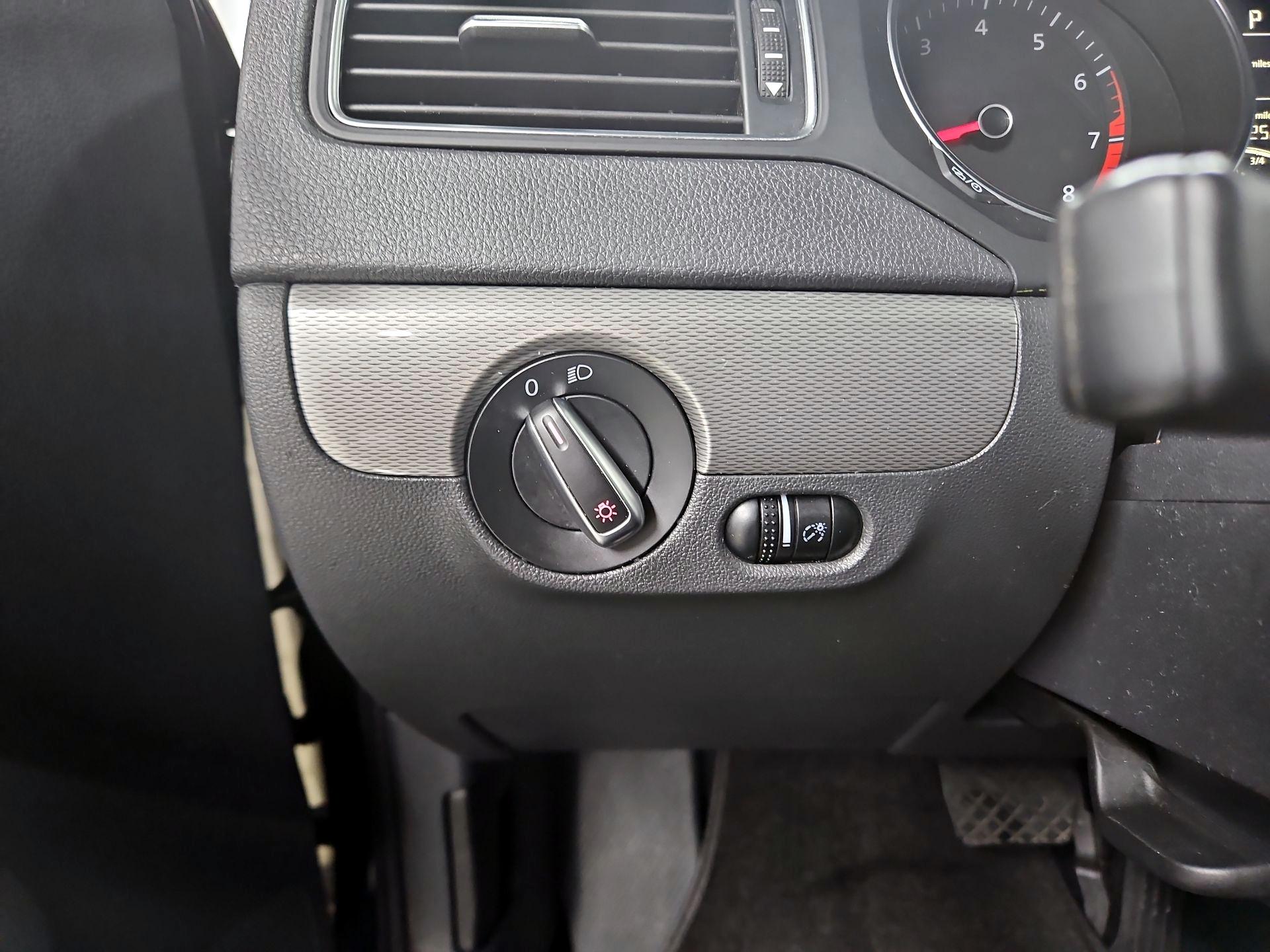 Thumbnail: 2018 Volkswagen Jetta - 13