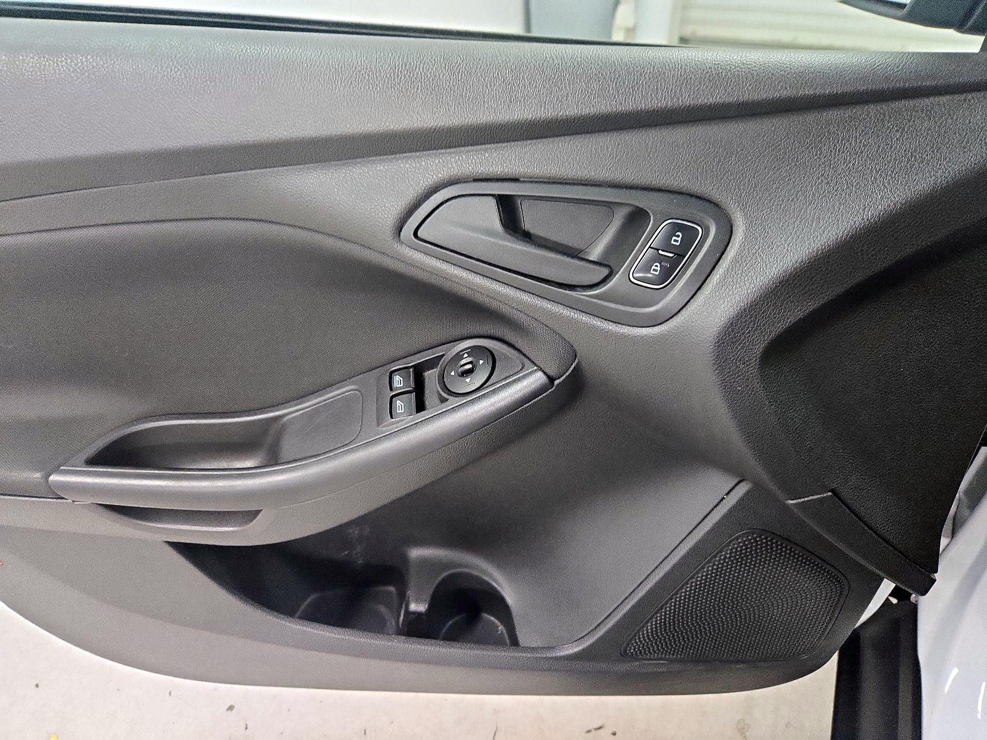 Thumbnail: 2015 Ford Focus - 12