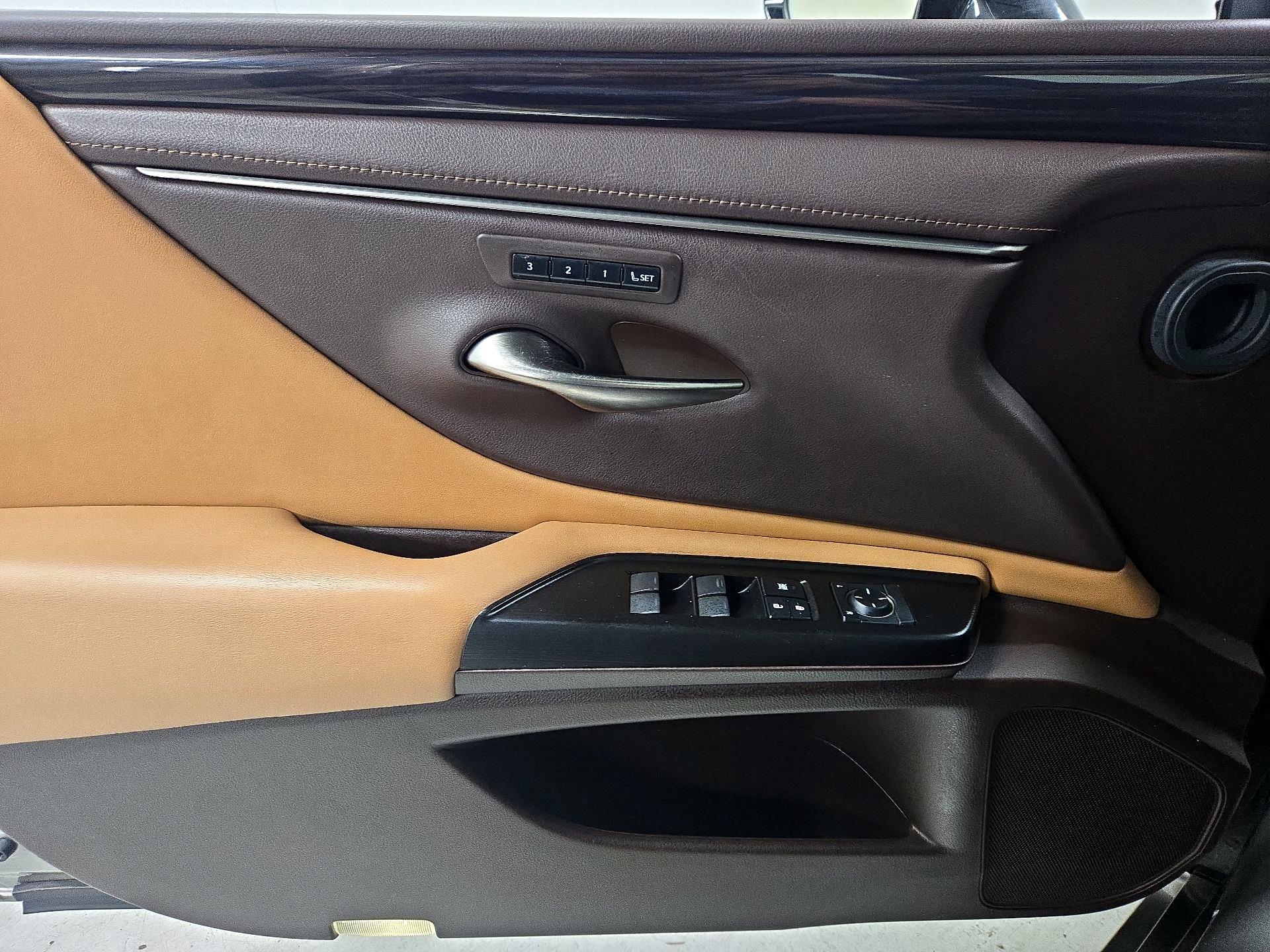 Thumbnail: 2019 Lexus ES - 12