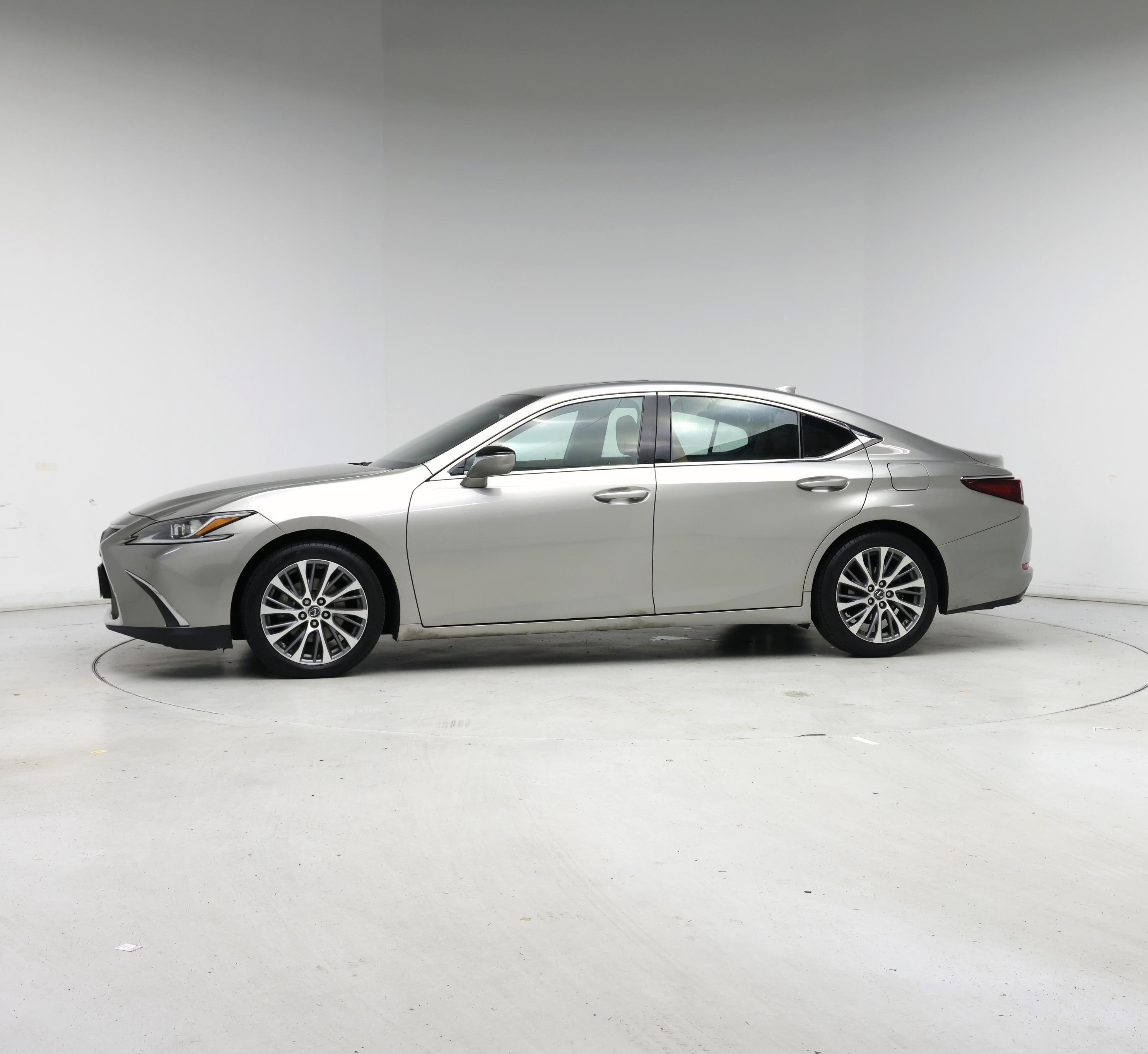 Thumbnail: 2019 Lexus ES - 3