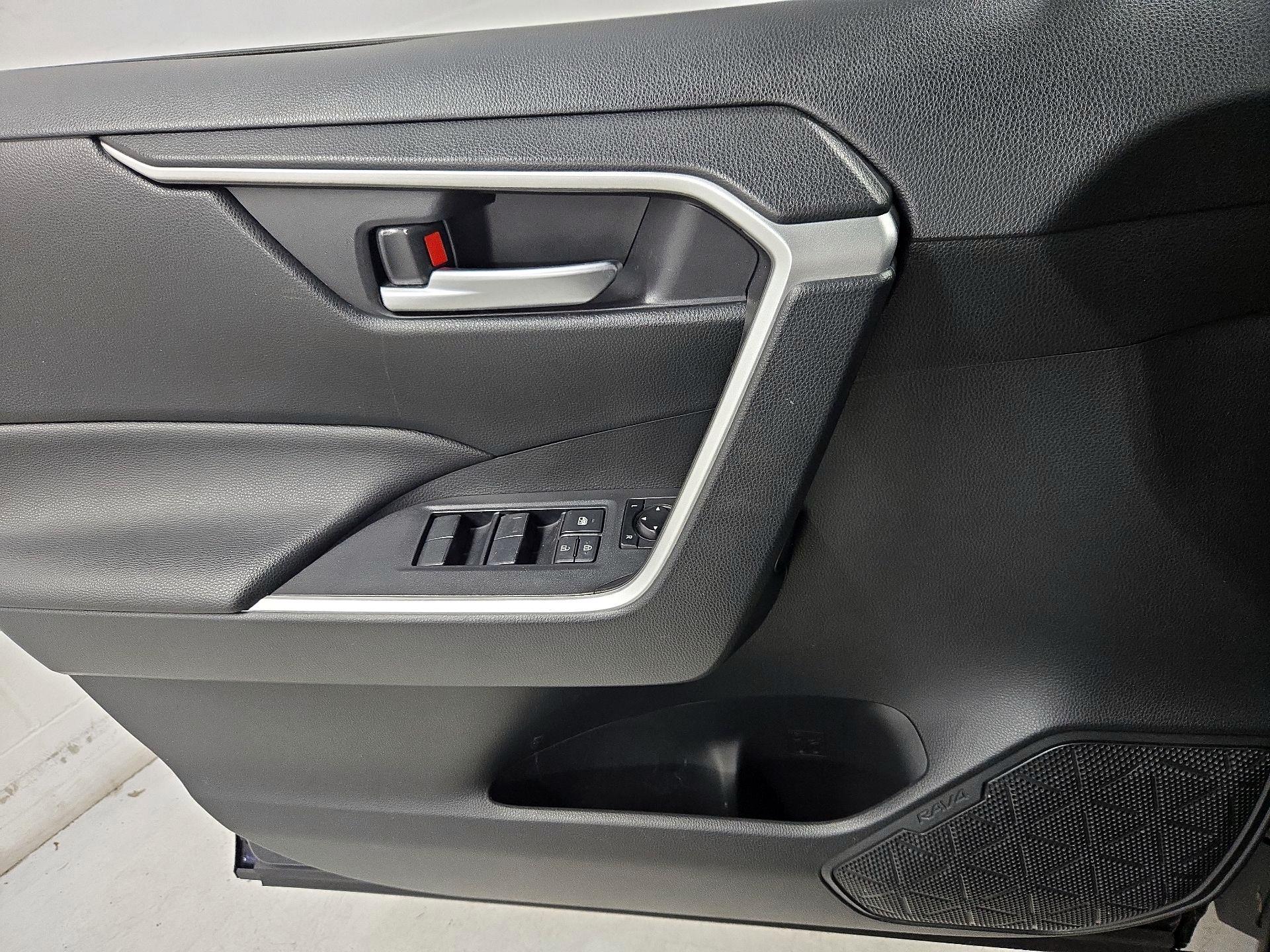 Thumbnail: 2019 Toyota RAV4 - 12