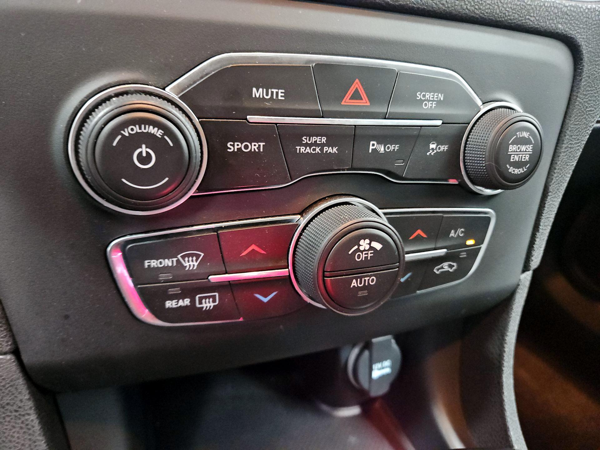 Thumbnail: 2020 Dodge Charger - 17