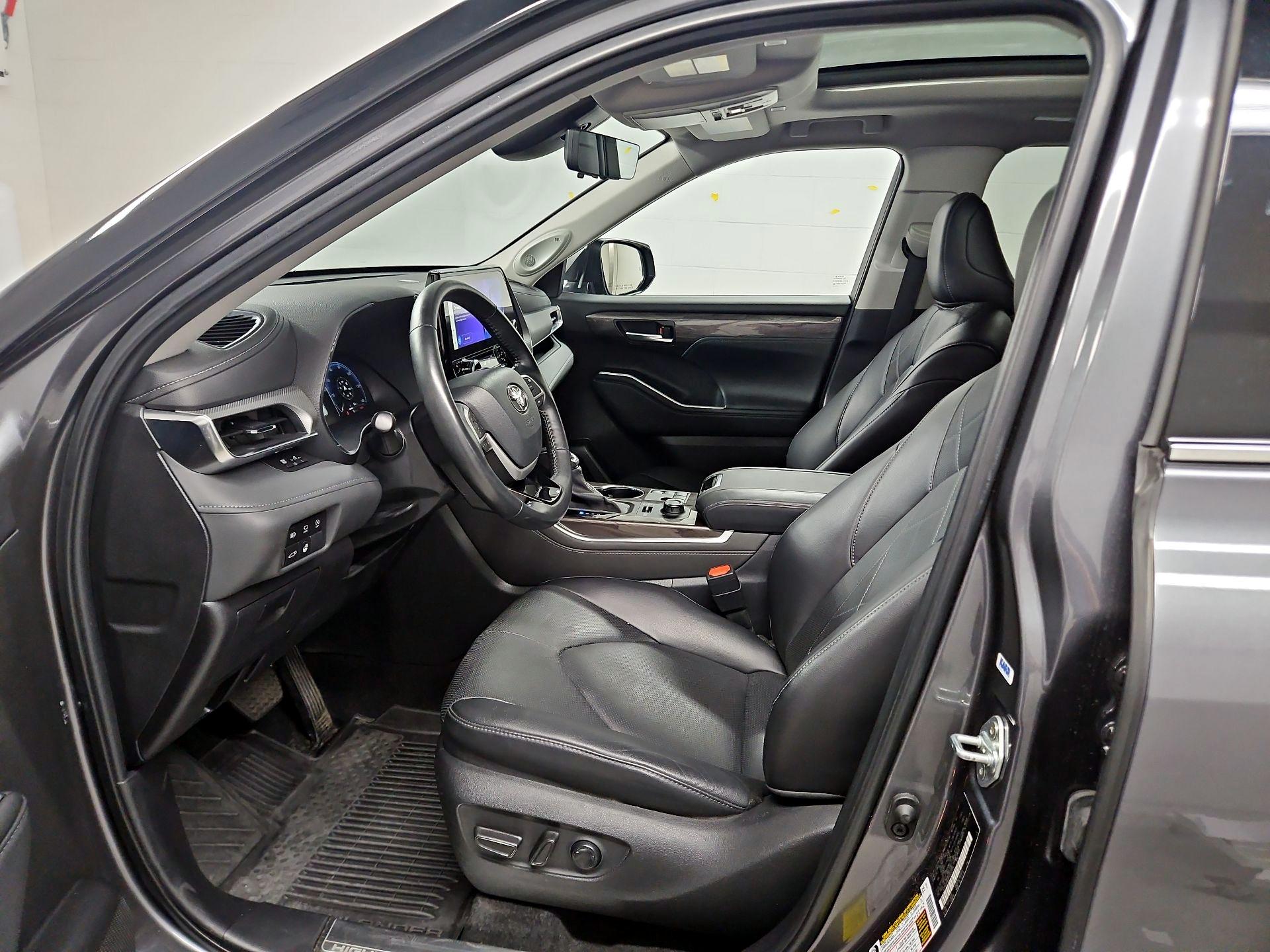 Thumbnail: 2023 Toyota Highlander - 11