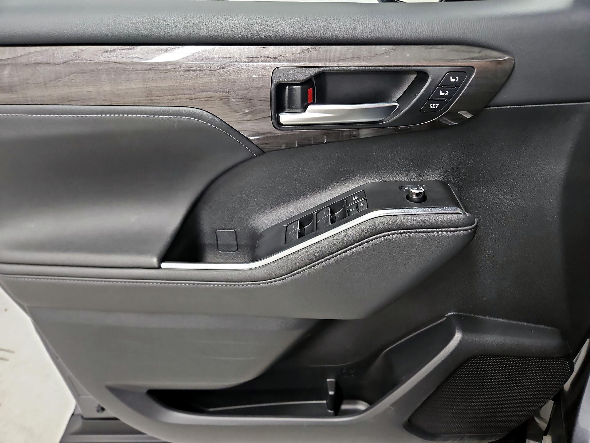 Thumbnail: 2023 Toyota Highlander - 12