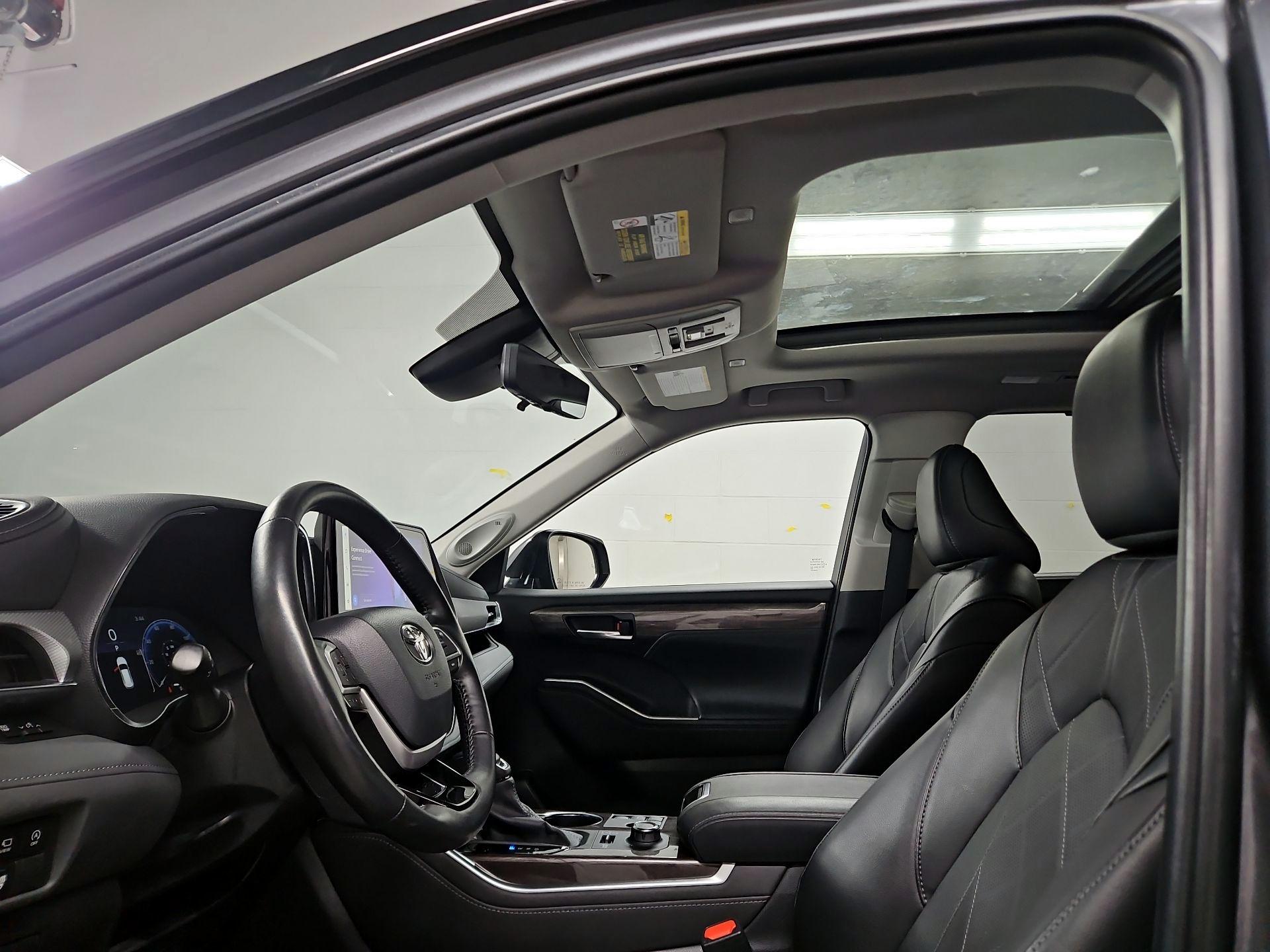 Thumbnail: 2023 Toyota Highlander - 19