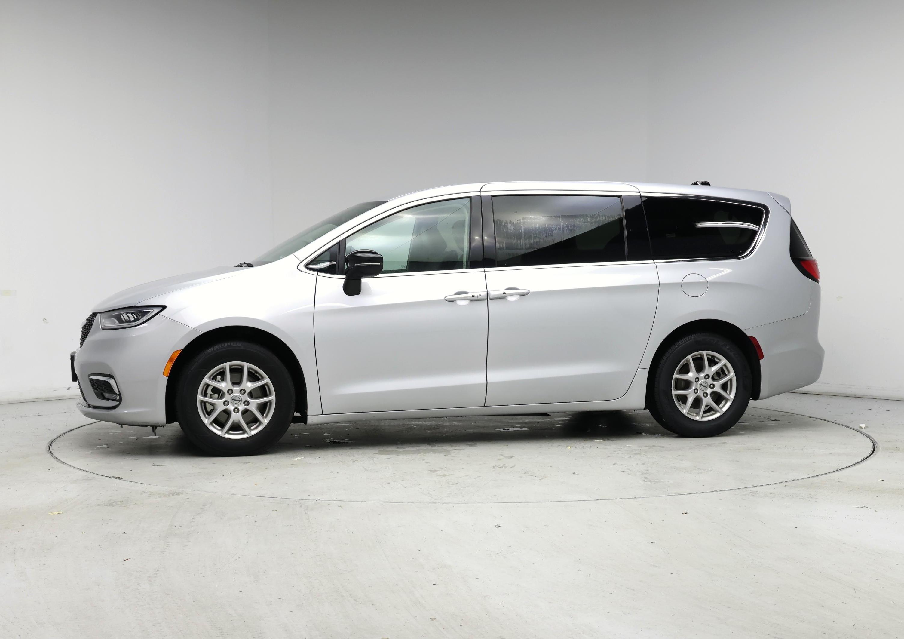 Thumbnail: 2024 Chrysler Pacifica - 3