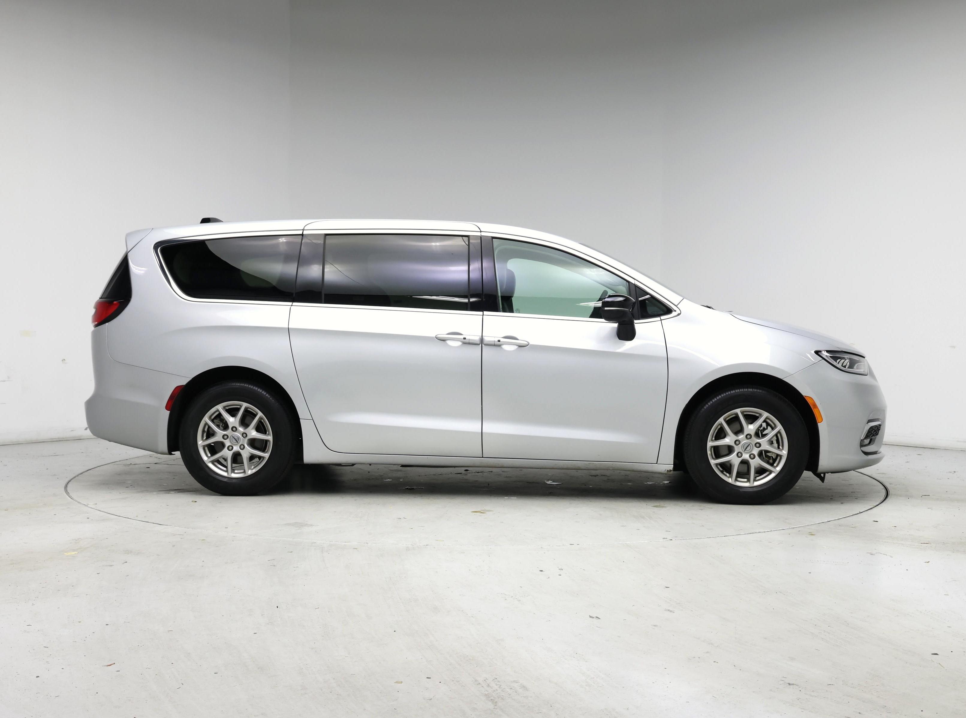 Thumbnail: 2024 Chrysler Pacifica - 7