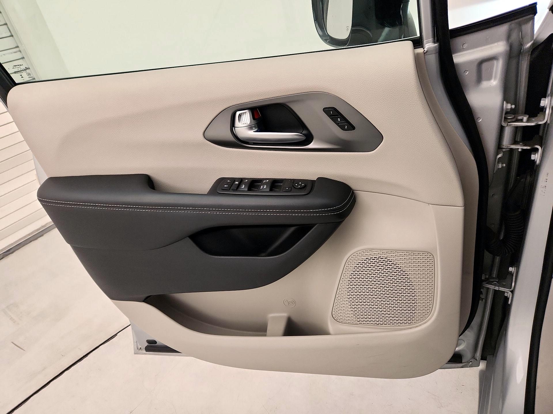 Thumbnail: 2024 Chrysler Pacifica - 12