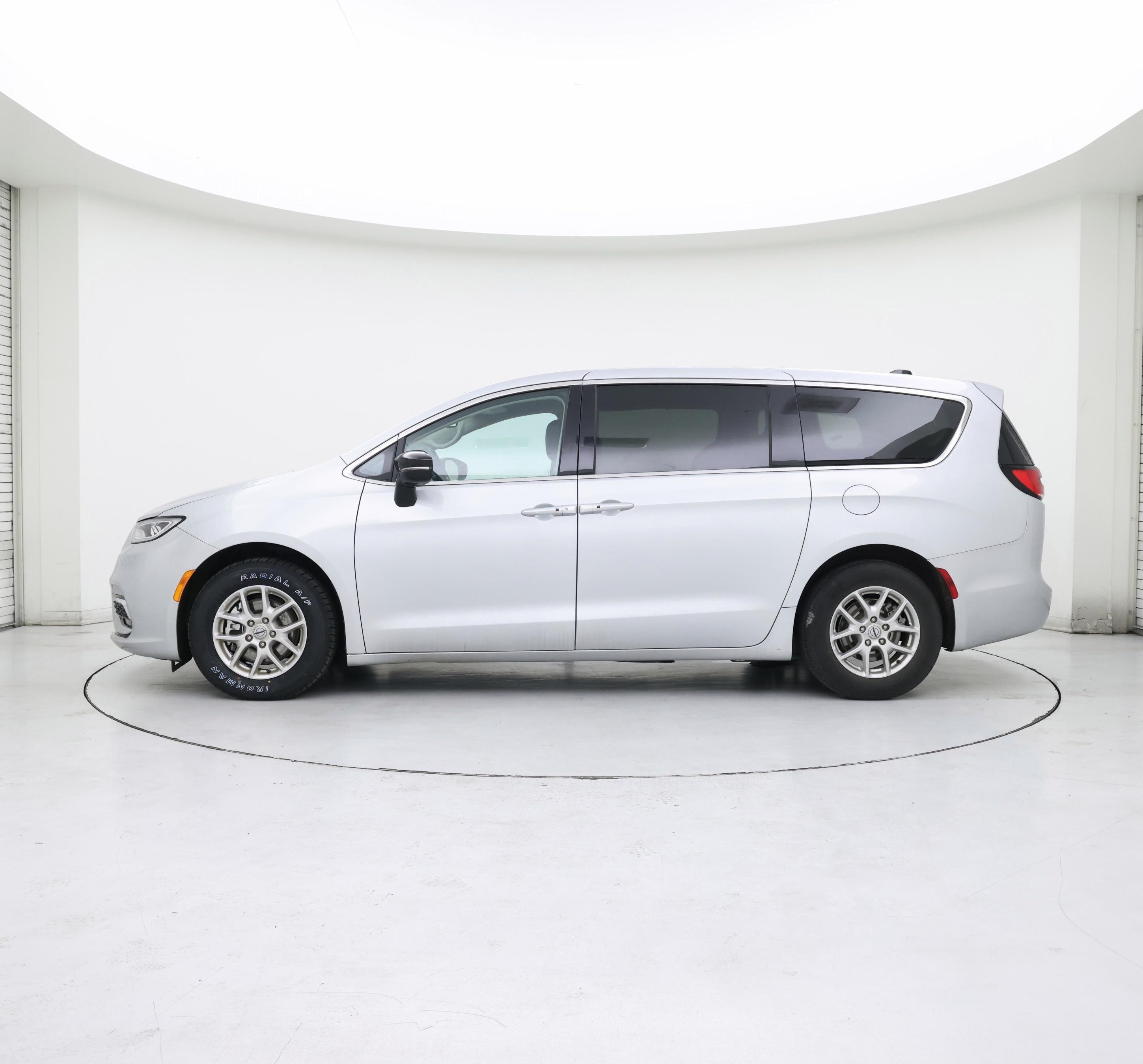 Thumbnail: 2024 Chrysler Pacifica - 3