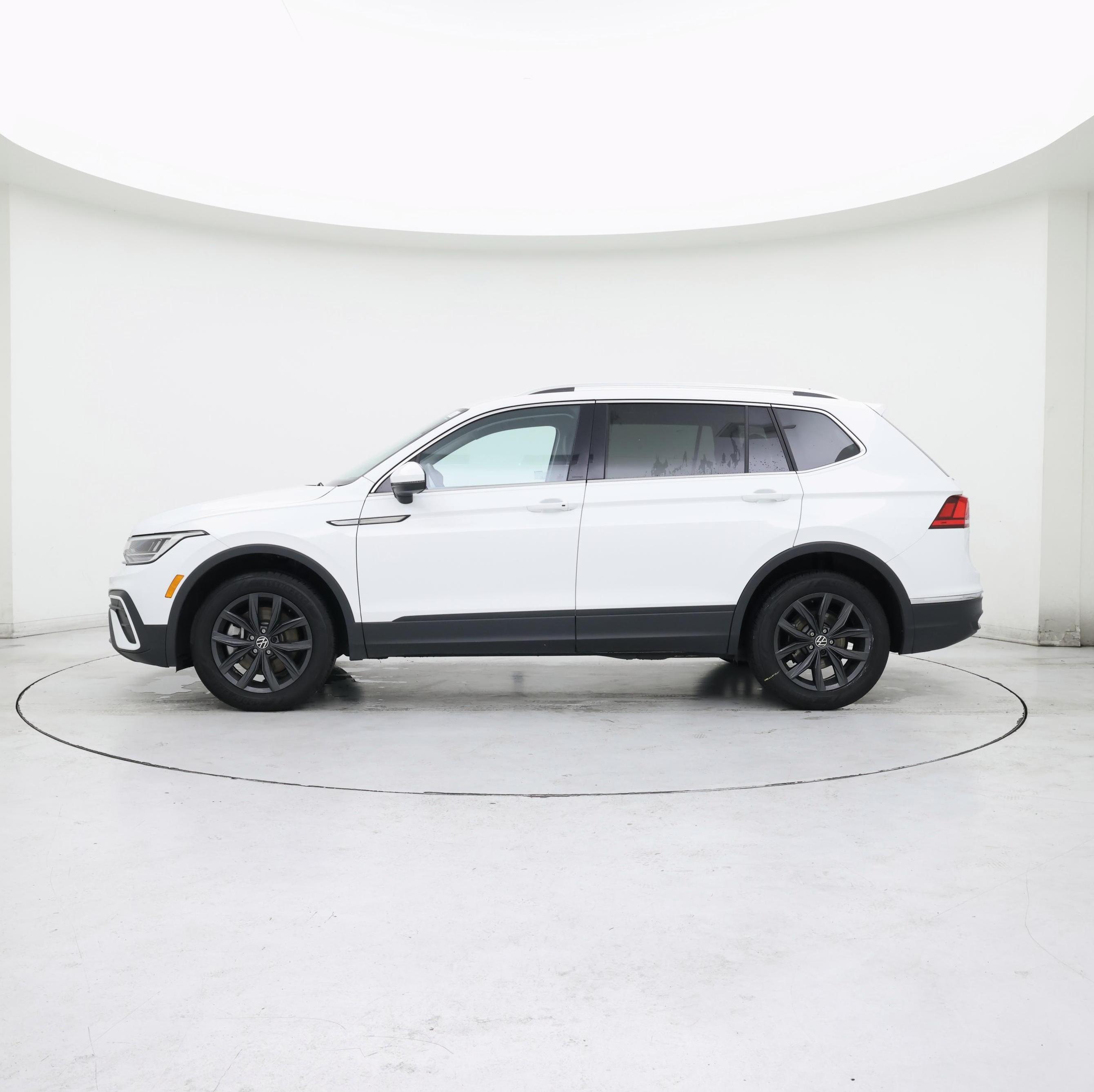 Thumbnail: 2024 Volkswagen Tiguan - 3