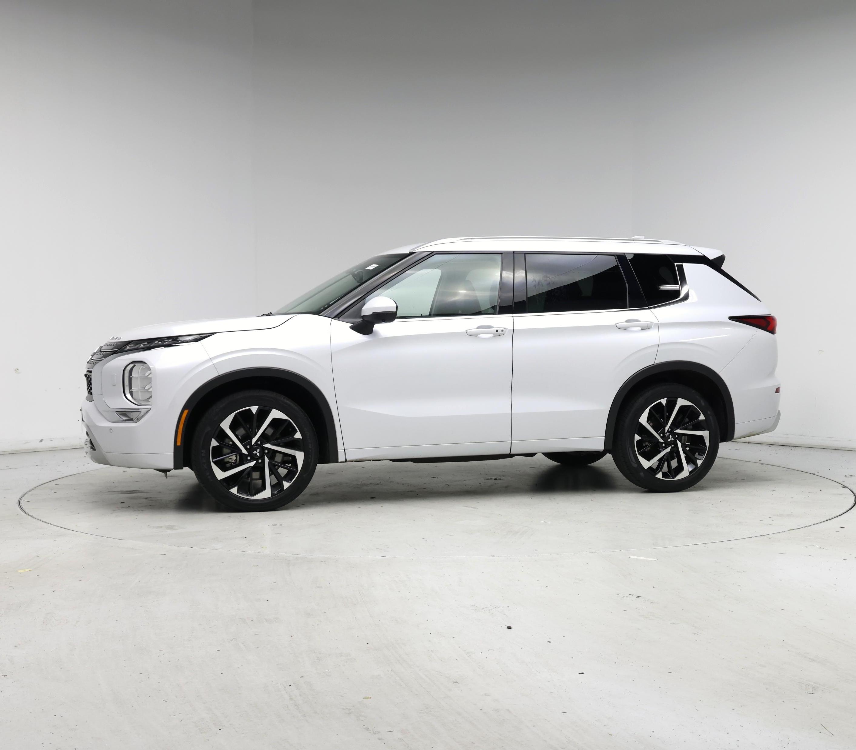 Thumbnail: 2022 Mitsubishi Outlander - 3