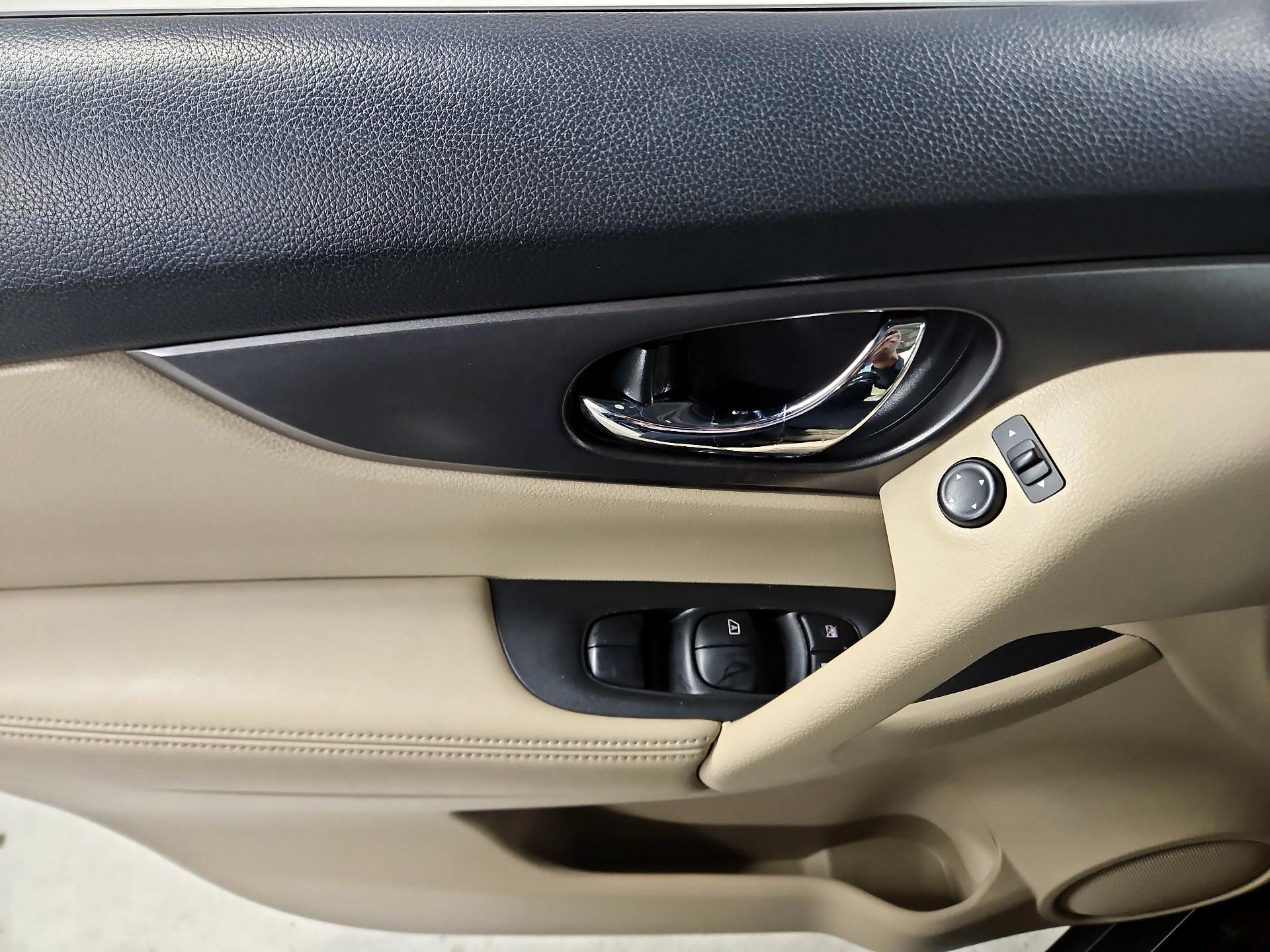 Thumbnail: 2015 Nissan Rogue - 12