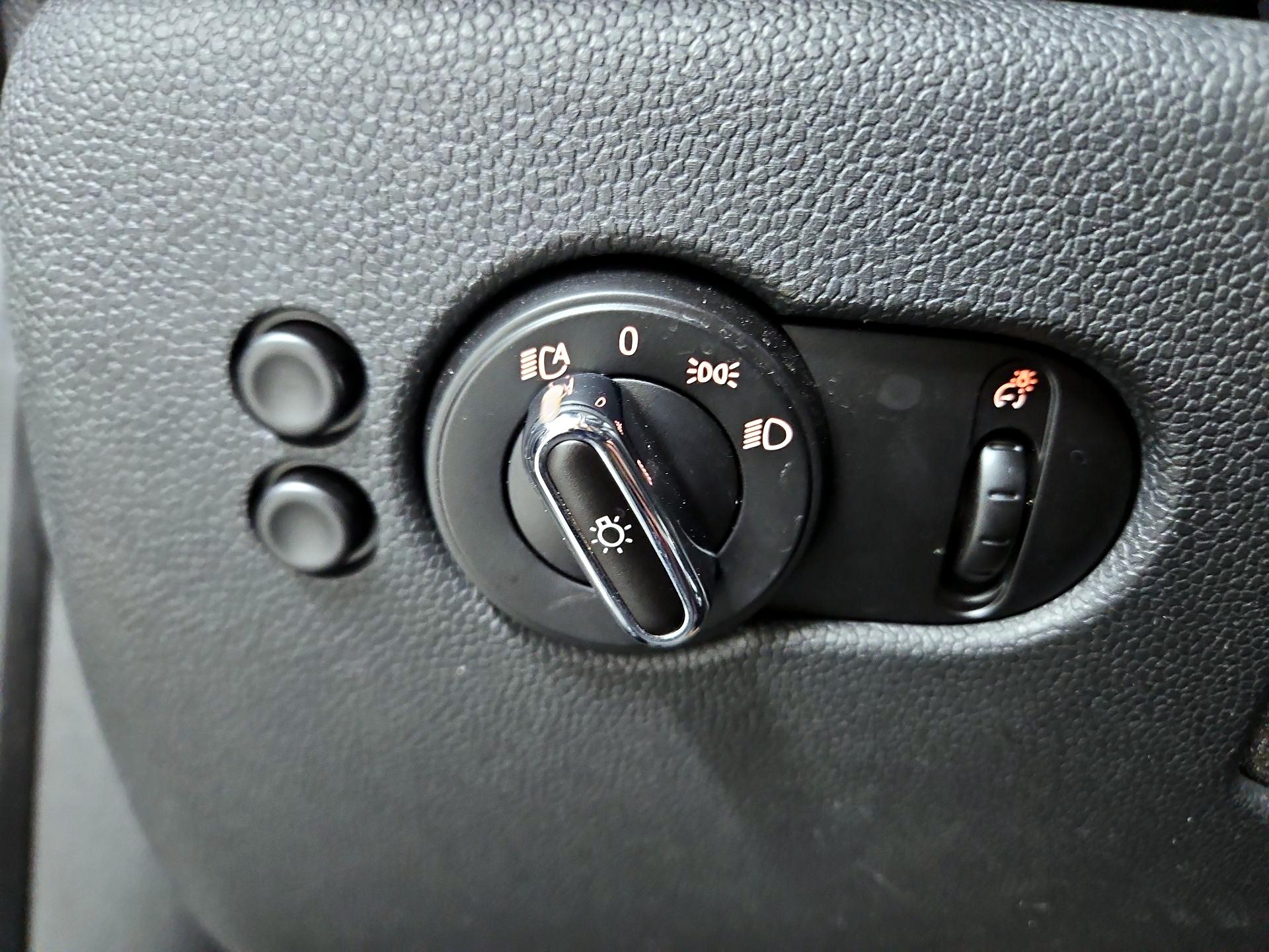 Thumbnail: 2015 MINI Cooper Hardtop - 13