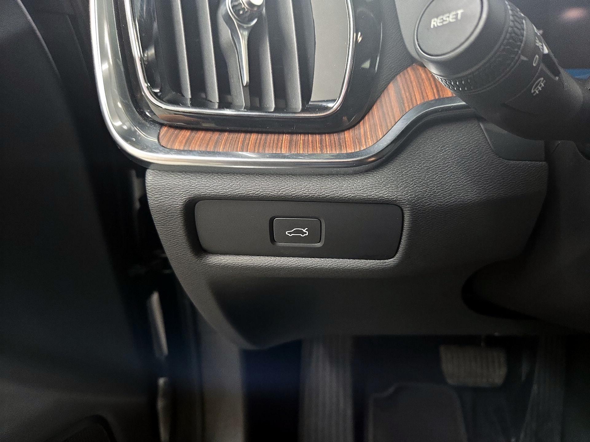 Thumbnail: 2024 Volvo S60 - 13