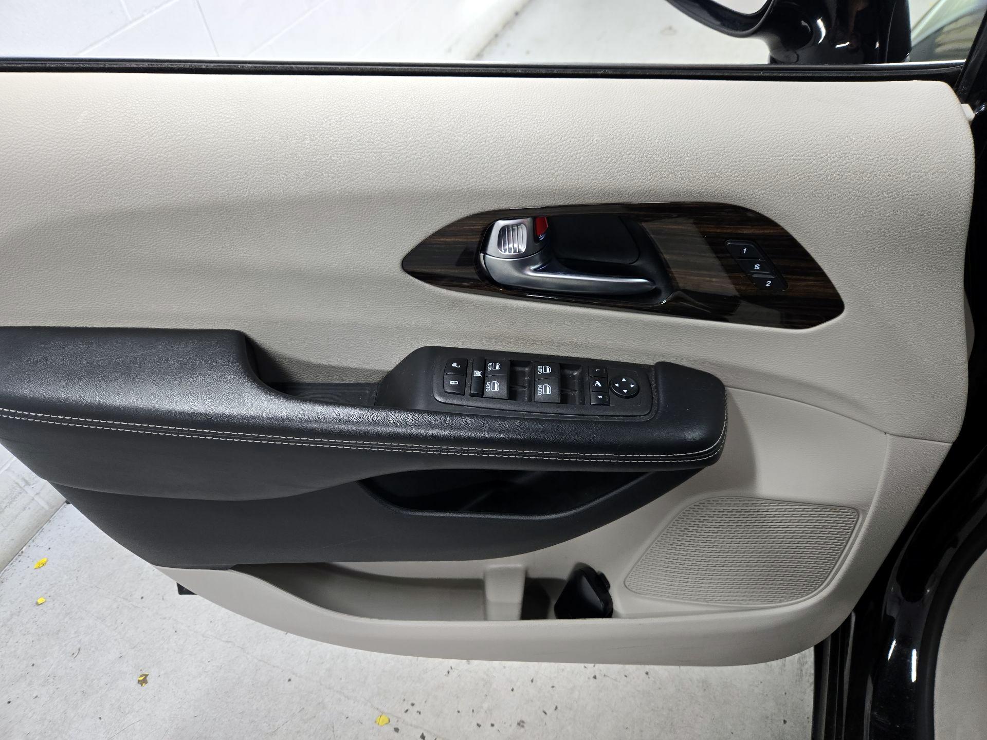 Thumbnail: 2023 Chrysler Pacifica - 12