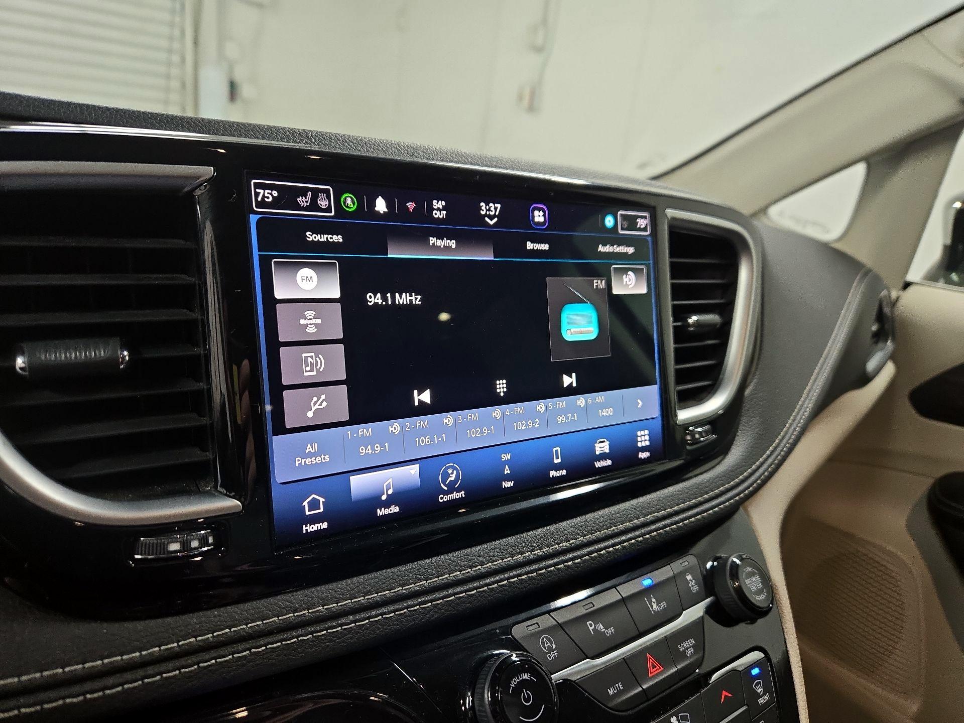 Thumbnail: 2023 Chrysler Pacifica - 16