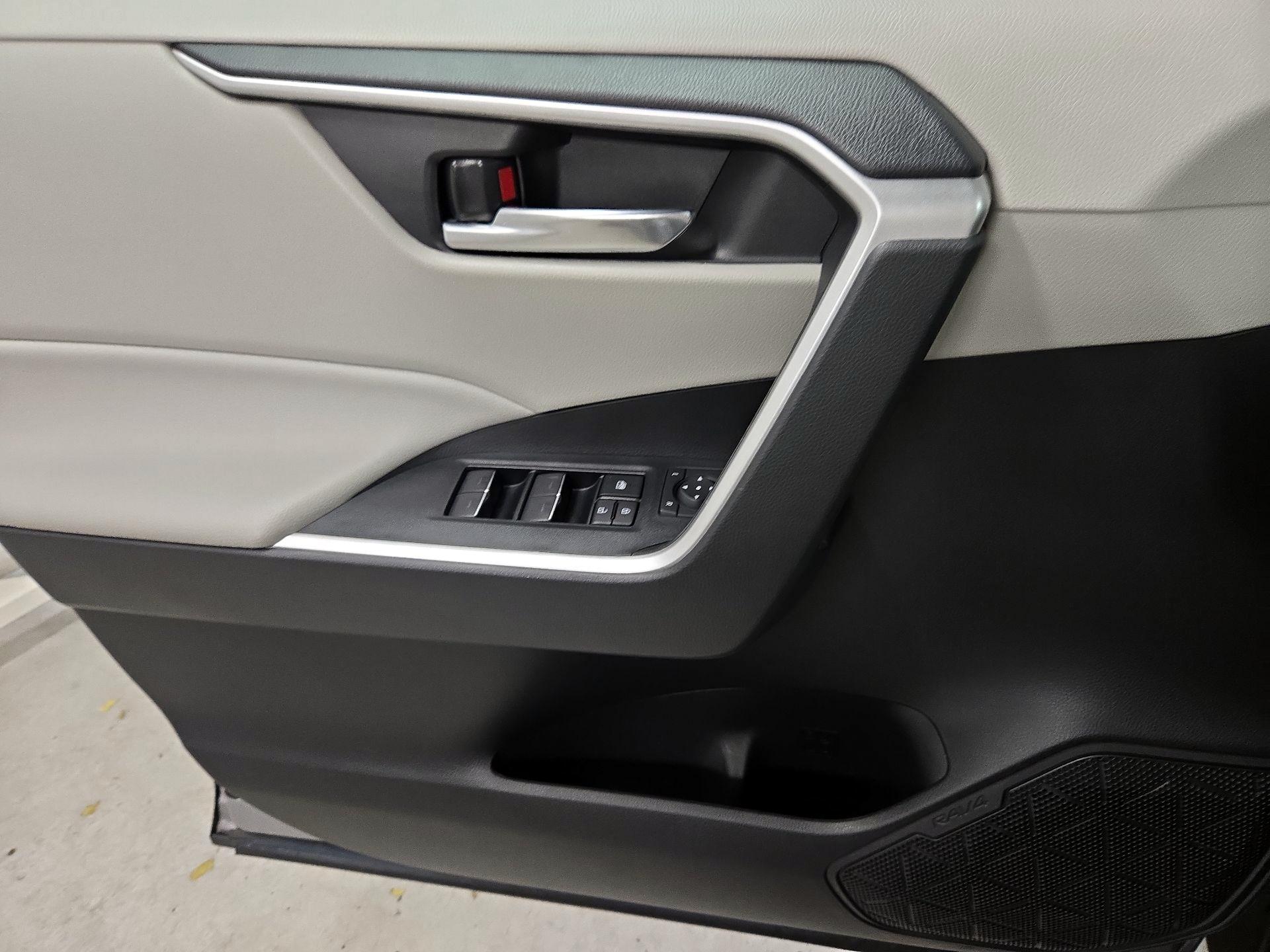 Thumbnail: 2022 Toyota RAV4 - 12