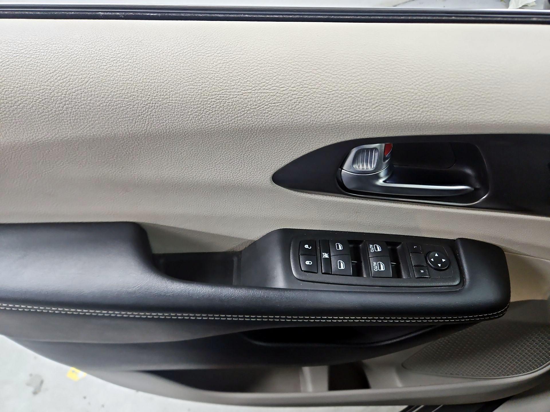 Thumbnail: 2023 Chrysler Pacifica - 12