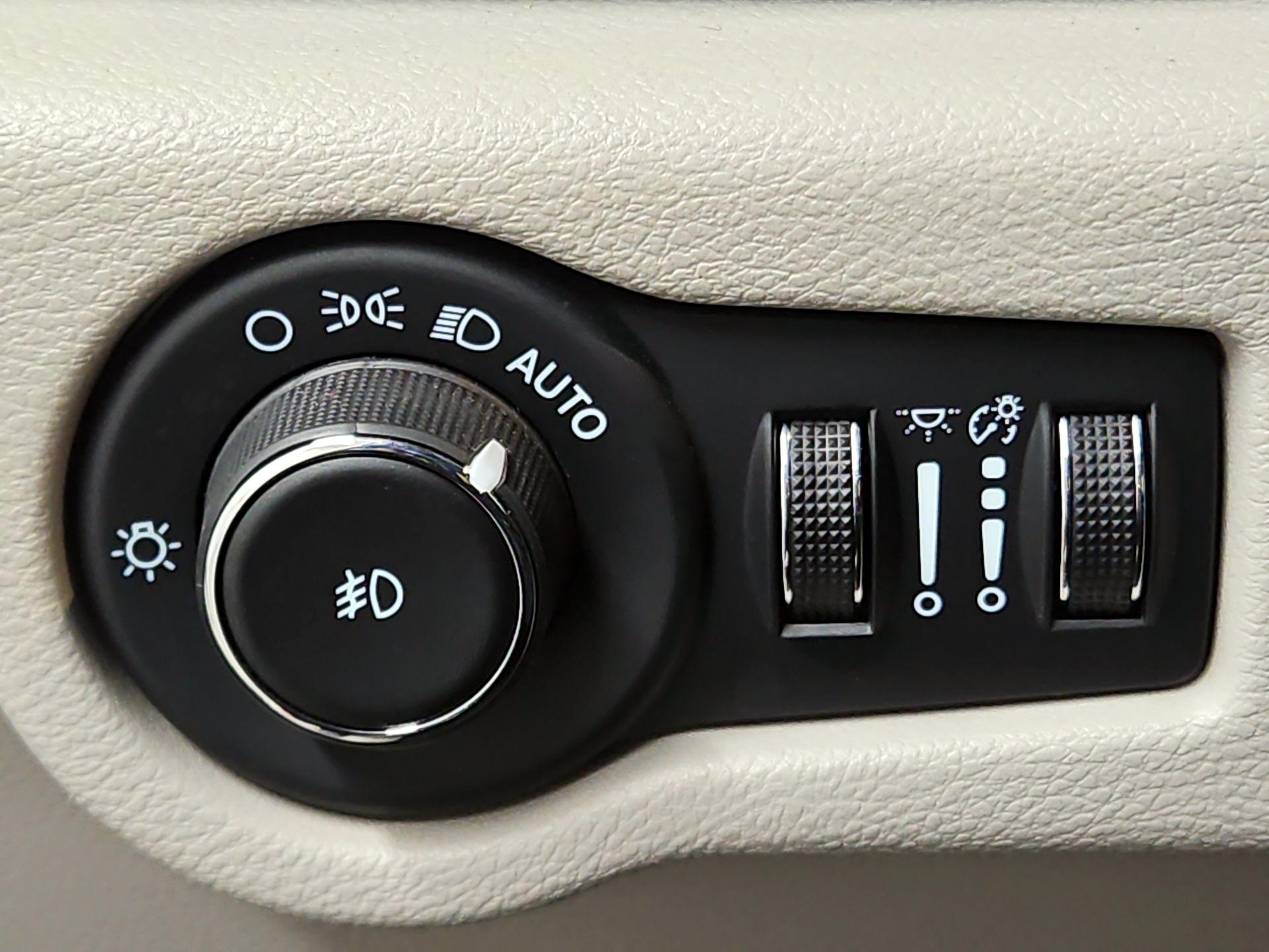 Thumbnail: 2023 Chrysler Pacifica - 13