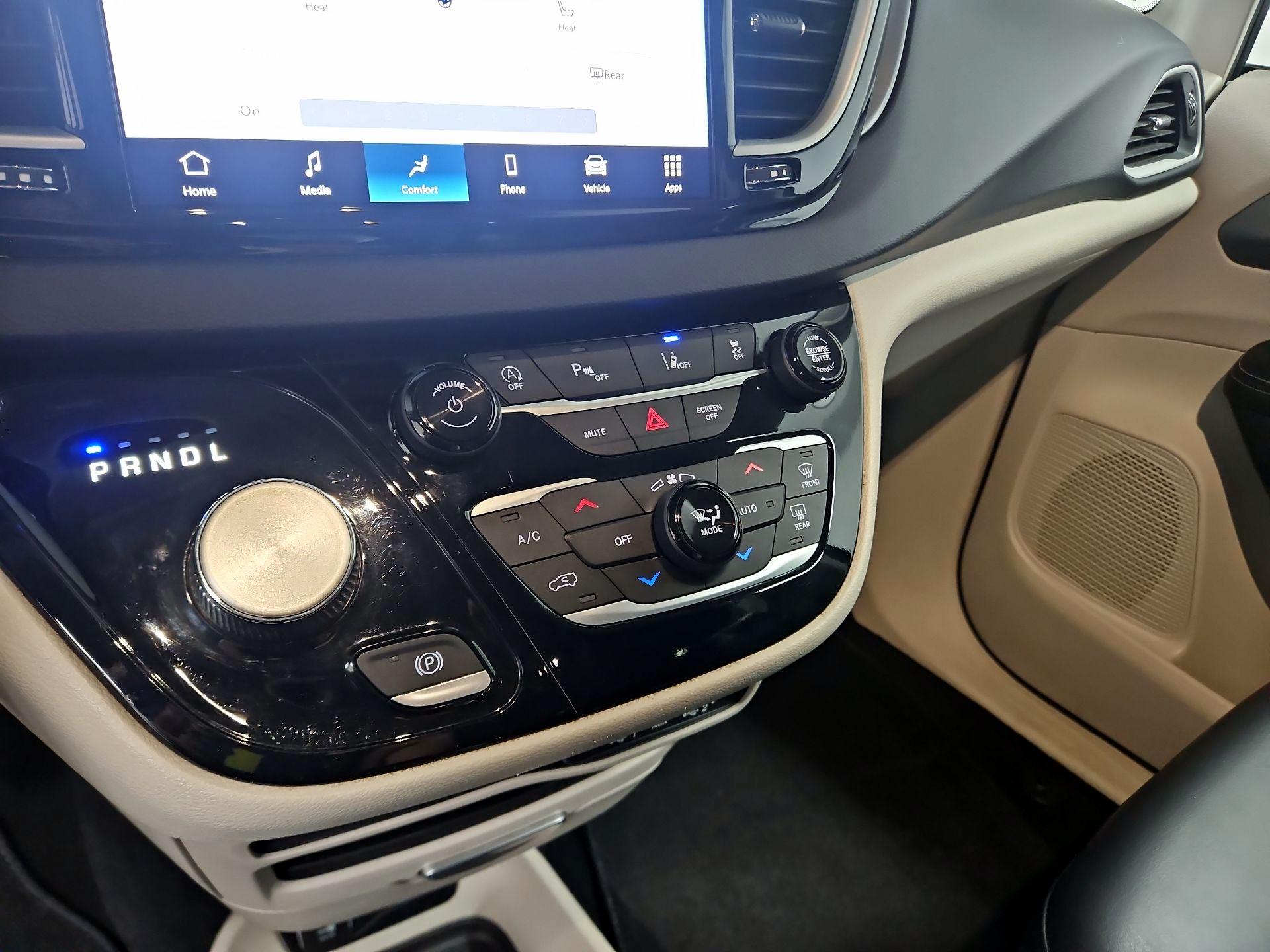 Thumbnail: 2023 Chrysler Pacifica - 16