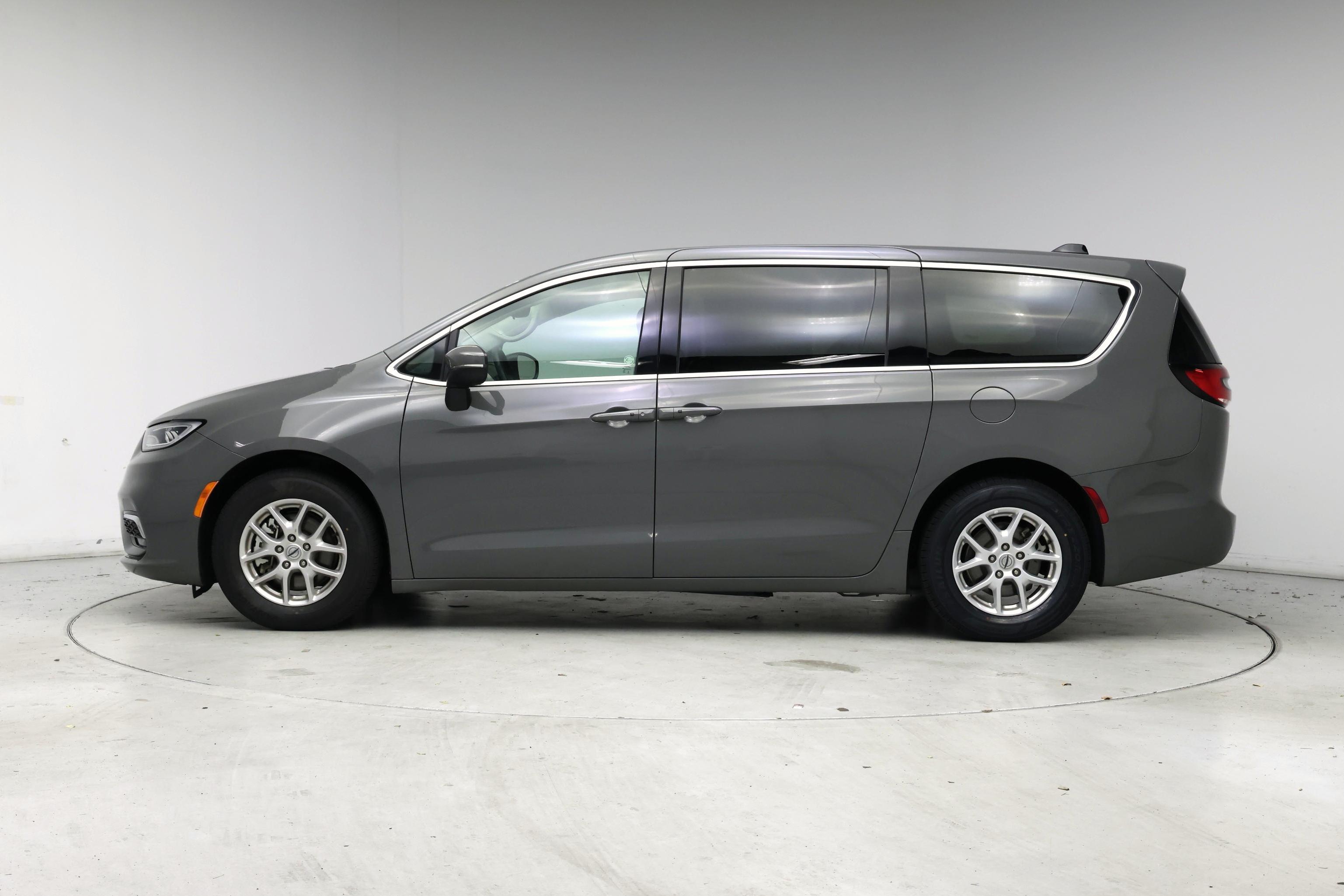 Thumbnail: 2023 Chrysler Pacifica - 3