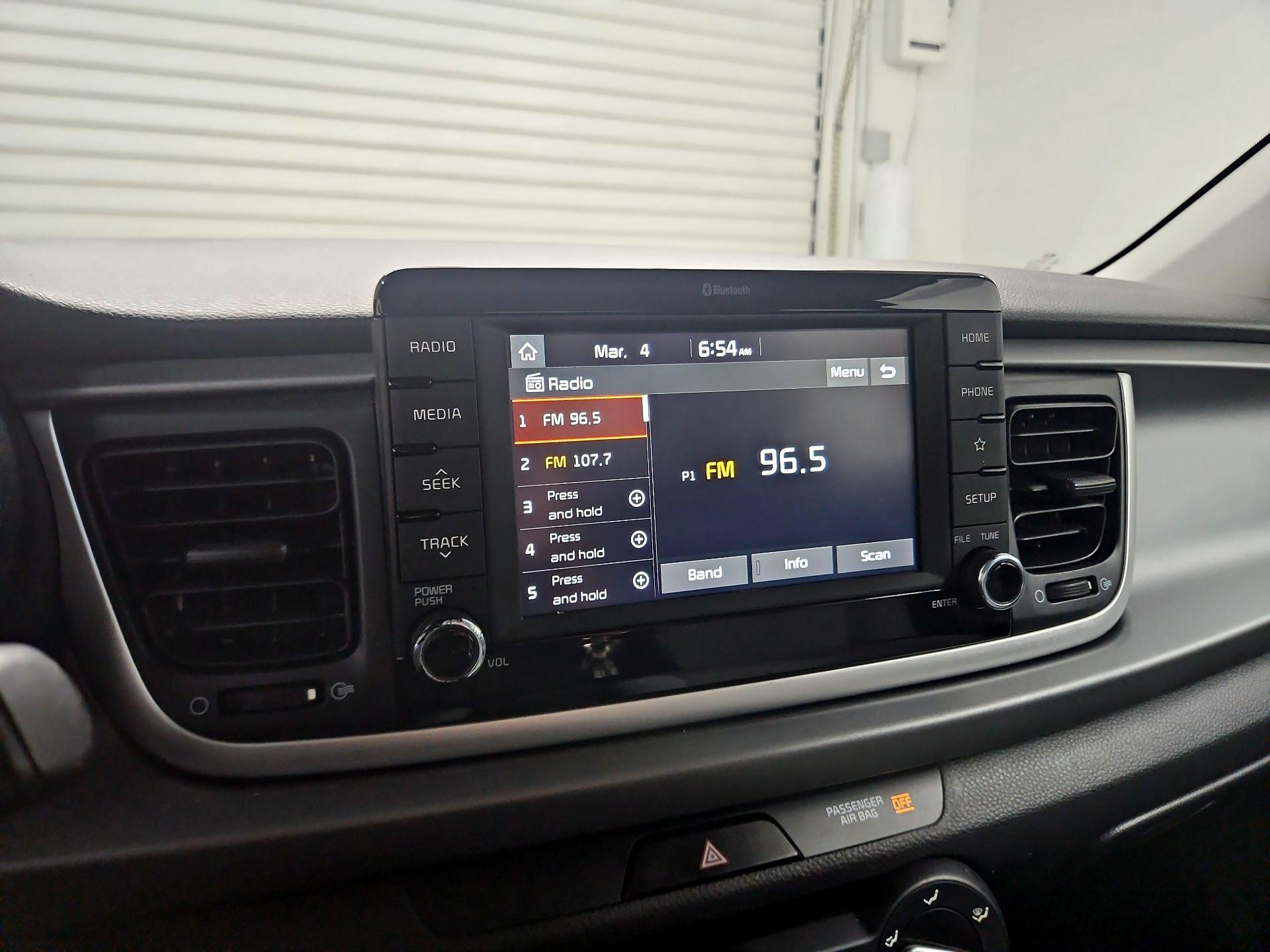 Thumbnail: 2019 Kia Rio - 15