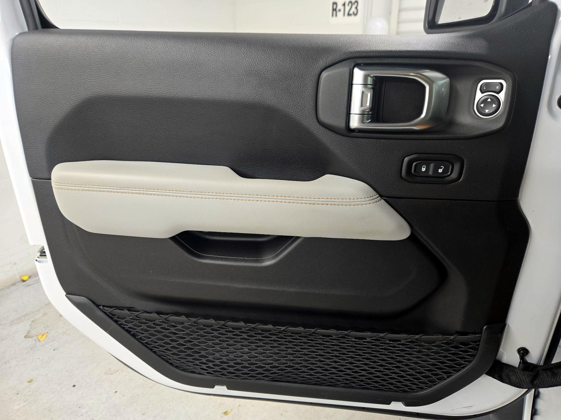 Thumbnail: 2023 Jeep Gladiator - 12