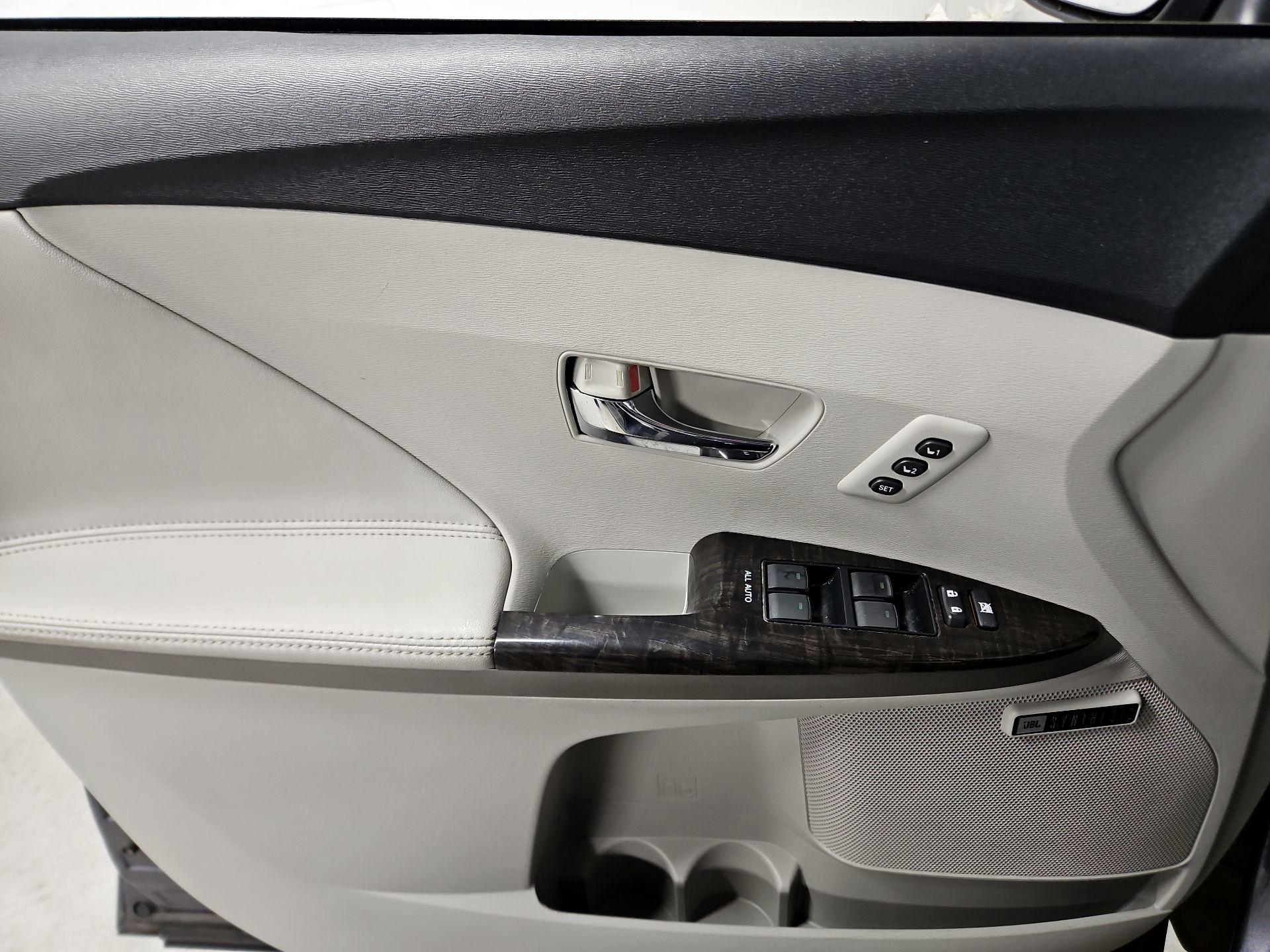 Thumbnail: 2015 Toyota Venza - 12