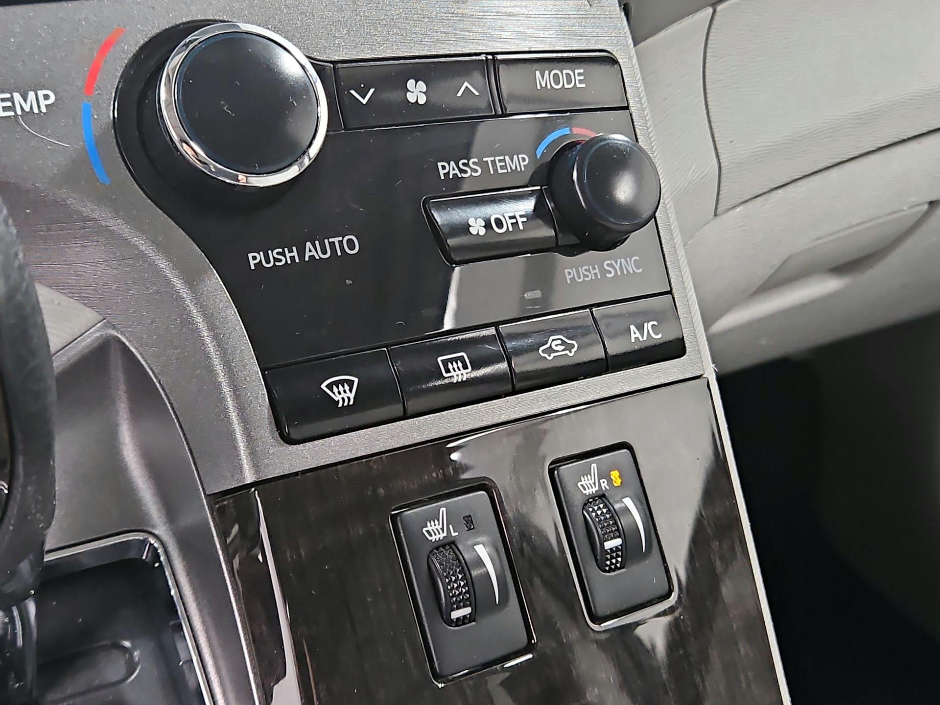 Thumbnail: 2015 Toyota Venza - 17