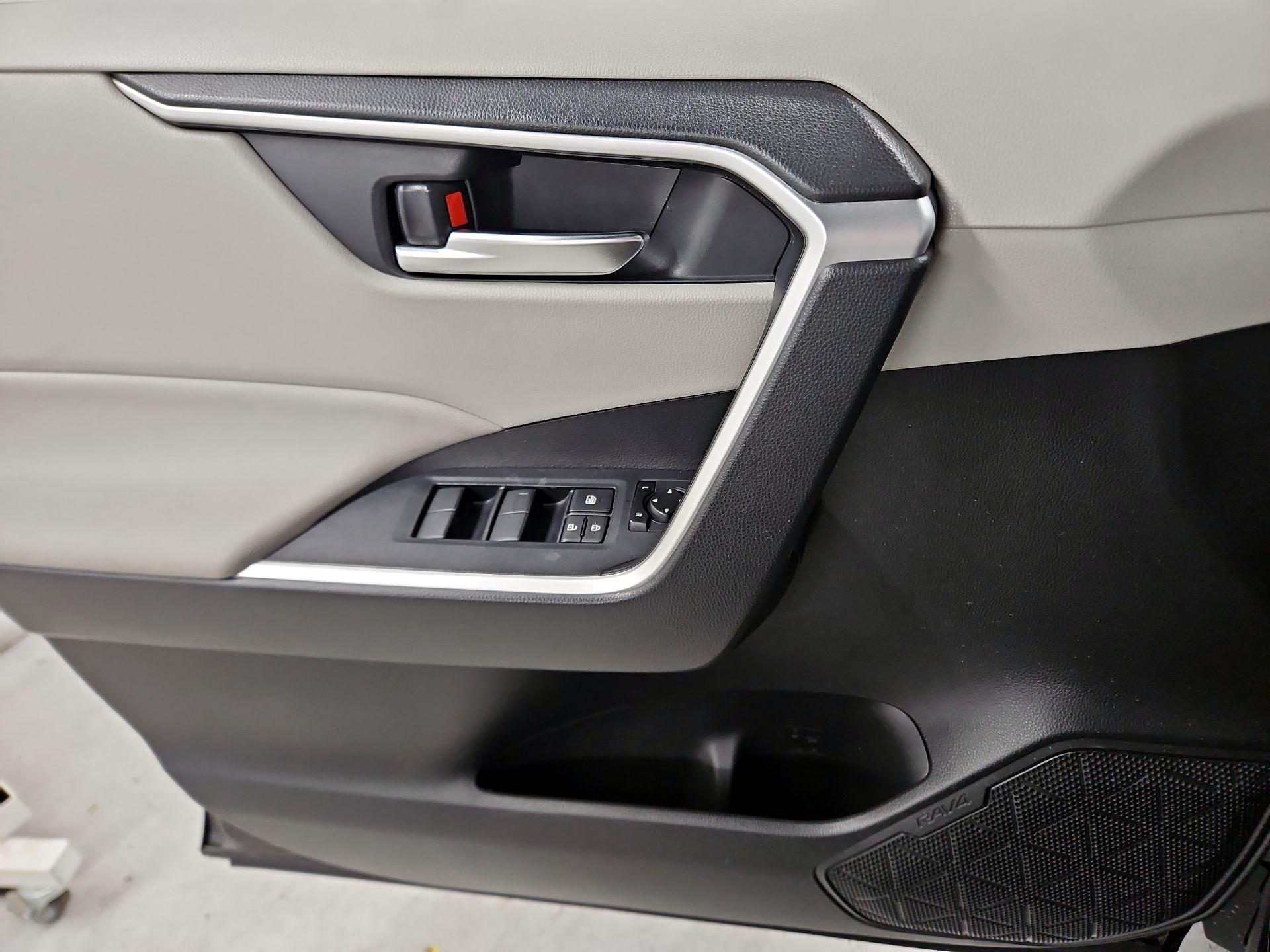 Thumbnail: 2020 Toyota RAV4 - 12