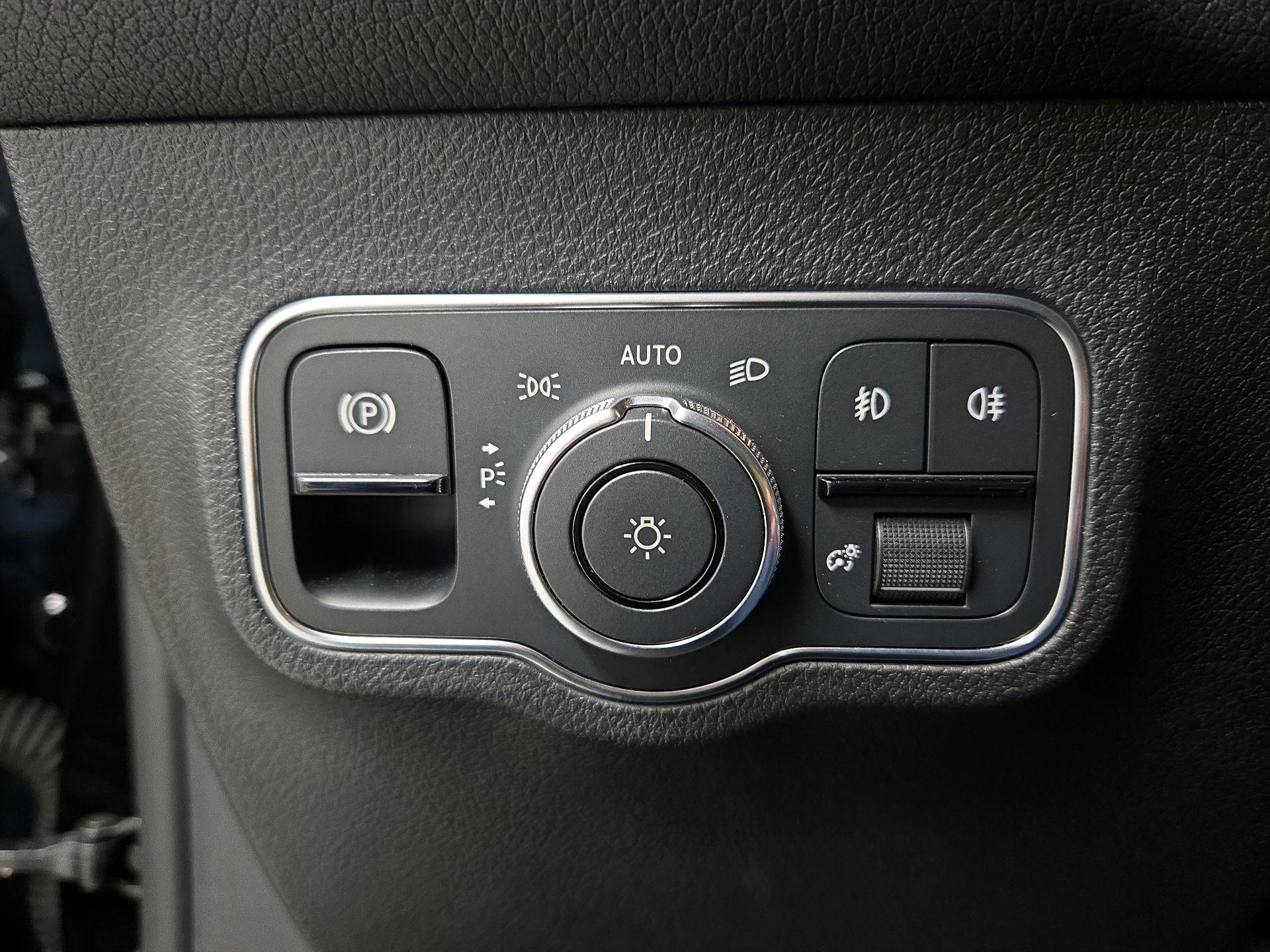 Thumbnail: 2023 Mercedes-Benz GLB - 13