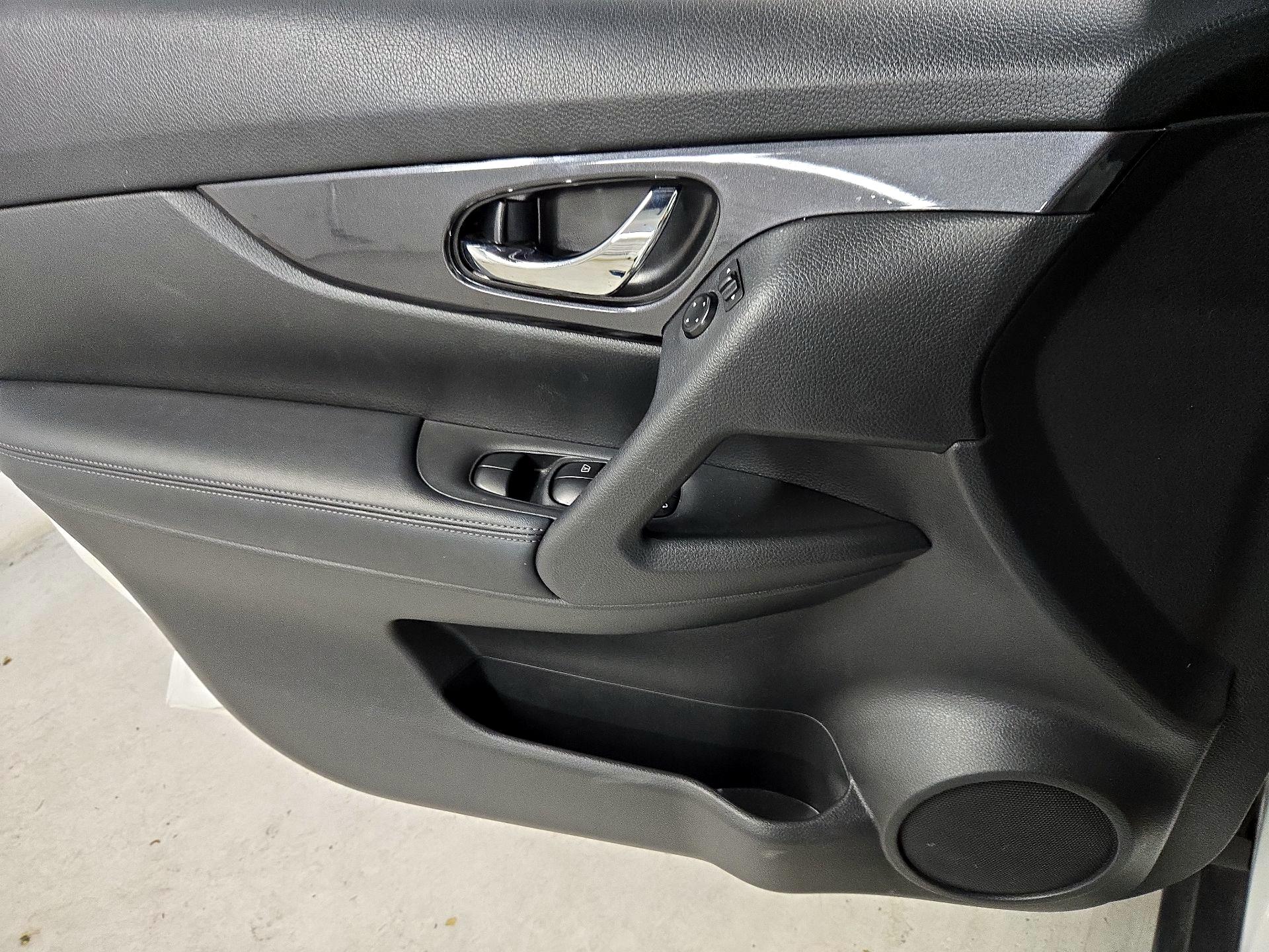 Thumbnail: 2018 Nissan Rogue - 12